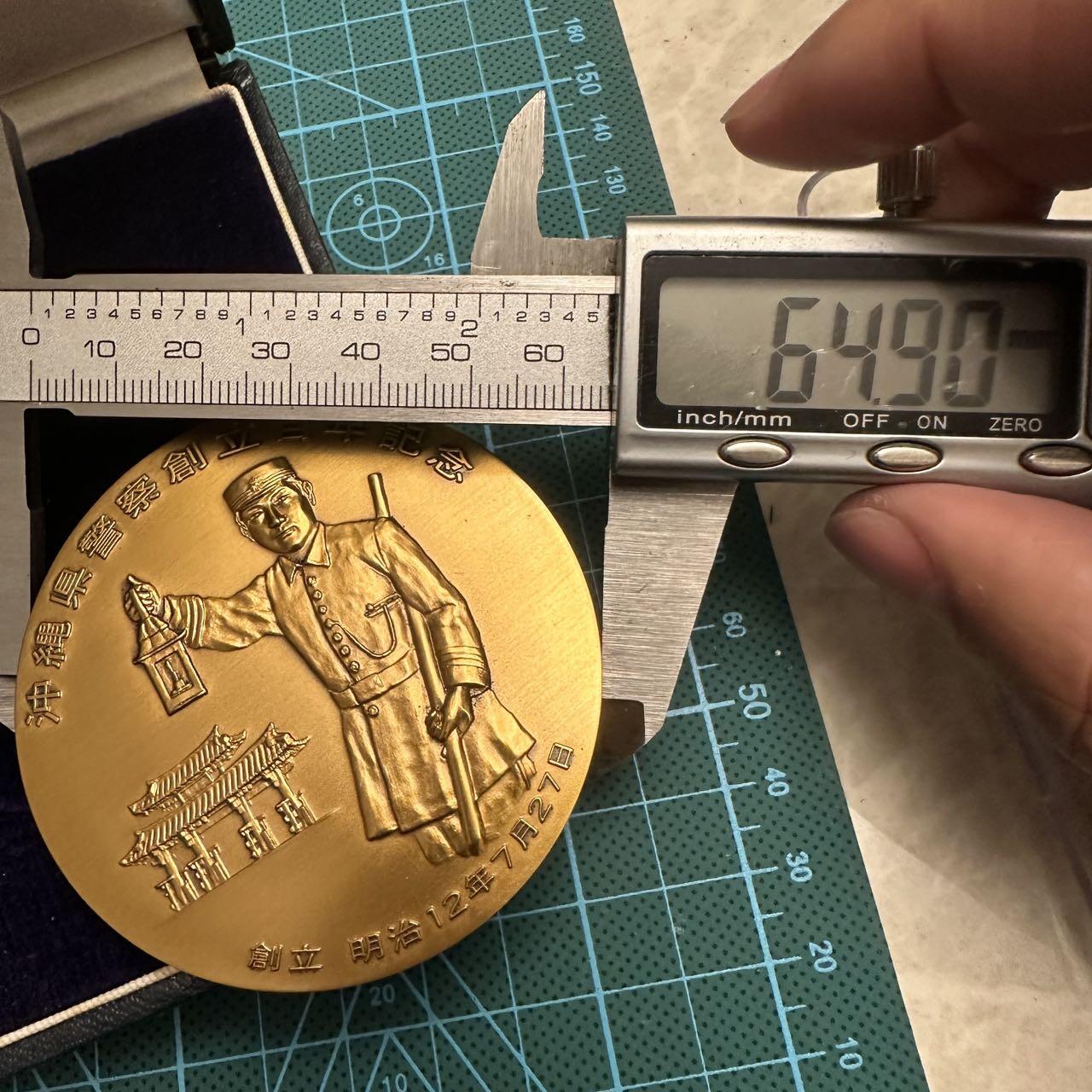 蒂克钱币-第48场日本章牌专场 日本 造币局制 冲绳警察创立百年纪念黄铜章 65mm 172g 硬纸盒