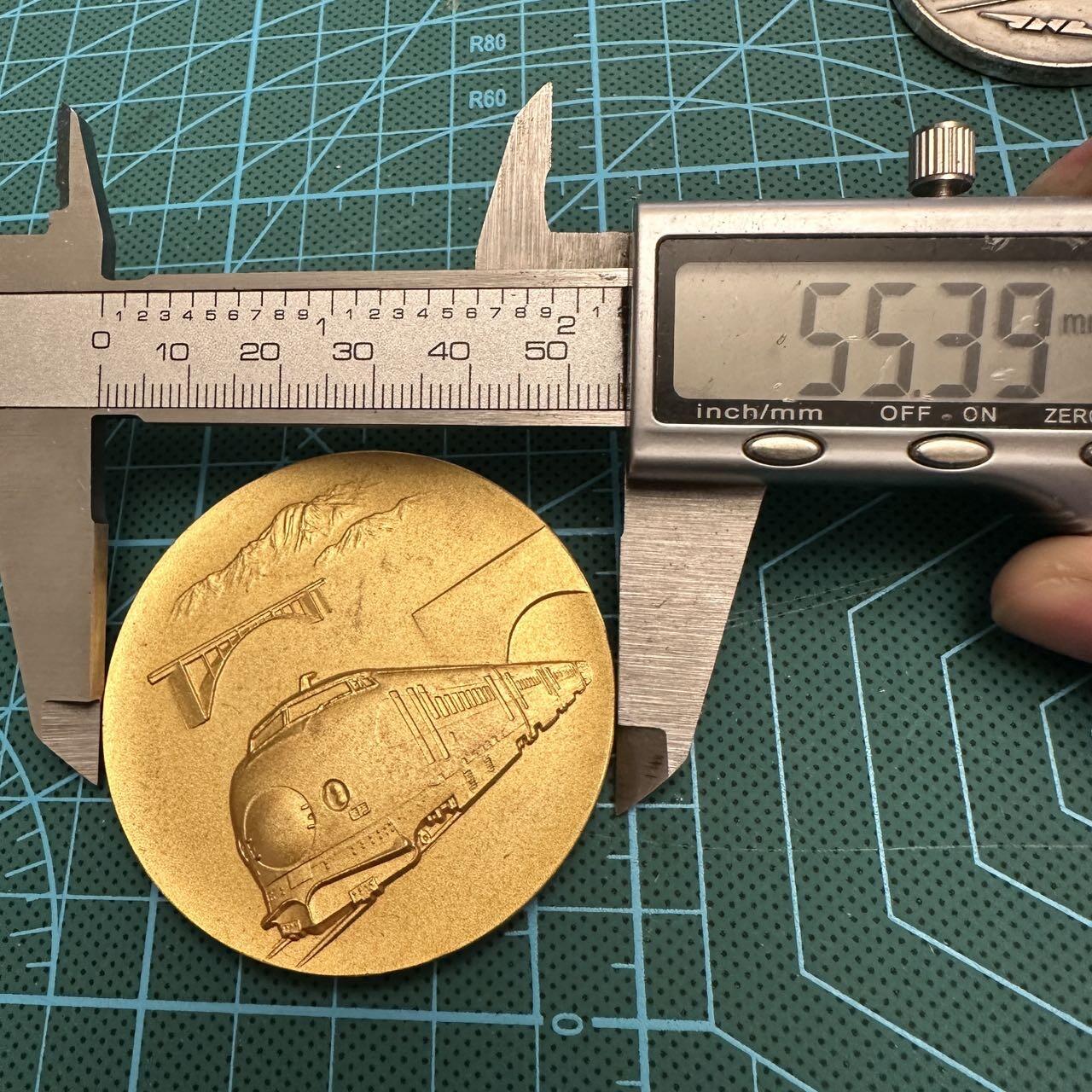 蒂克钱币-第48场日本章牌专场 日本 上越新干线通车纪念镀金章  55mm 90g