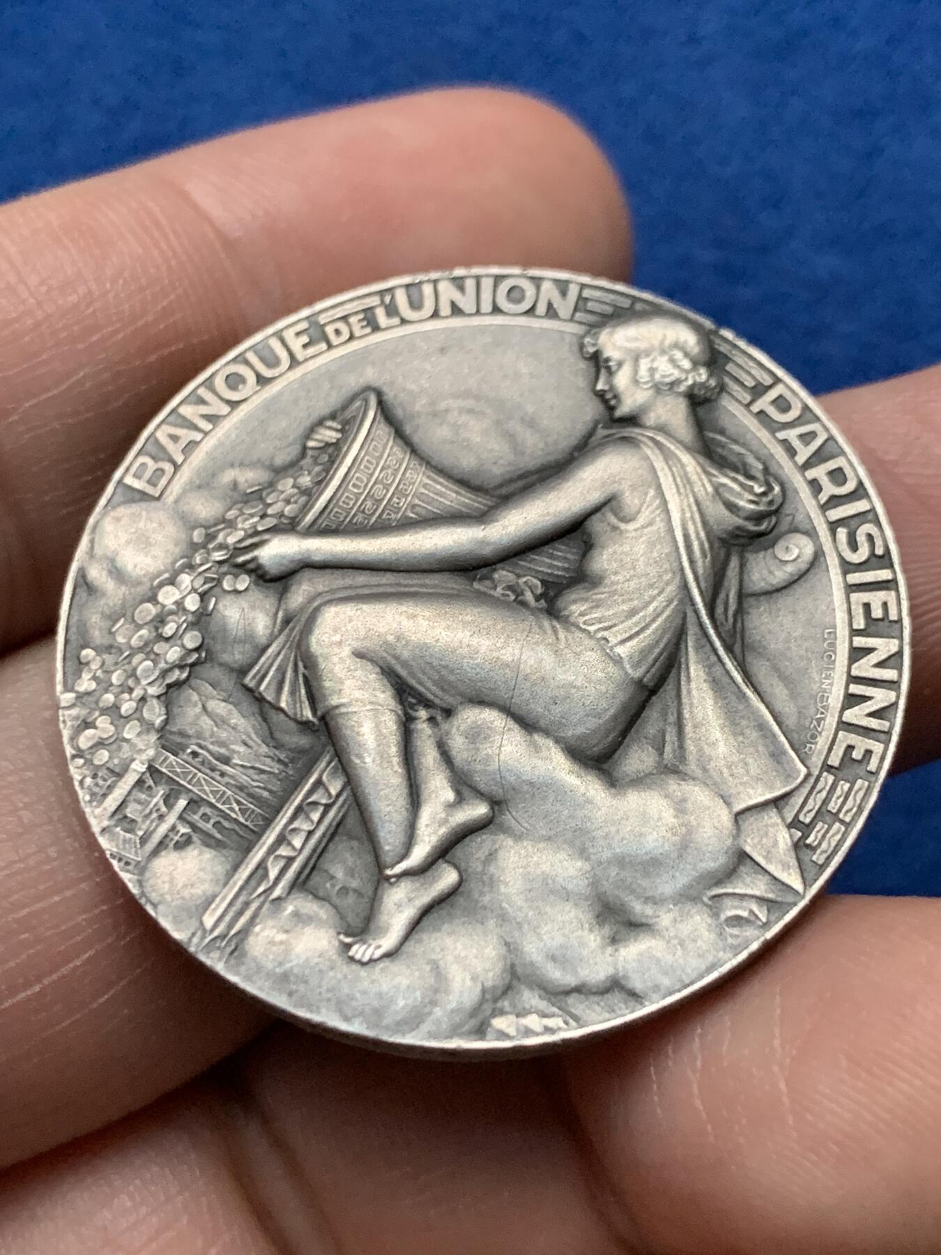 《竞宝斋》第440场 周日，周一，周二 3场连拍 （全场包邮） 法国巴黎联合银行银质代币，财富女神手持丰饶角，由巴黎造币厂总雕刻师吕西安·巴佐尔雕刻而成，22.3g，35.6mm，丰饶角2argent边铭，有轻磕