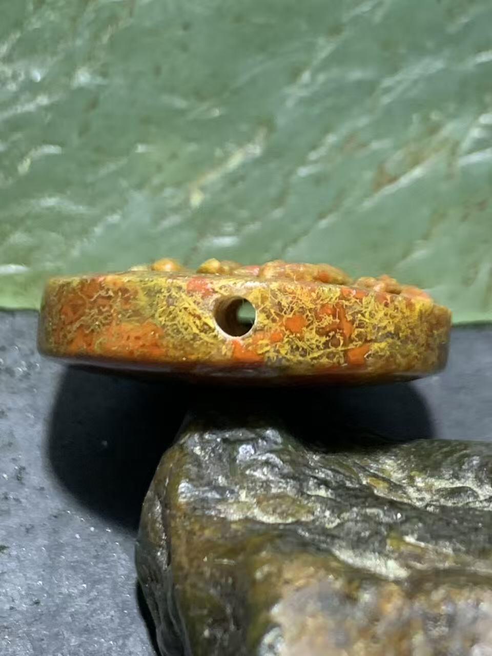 精美亚光草花纹战国红玛瑙手工俏色巧雕荷花板珠一个！