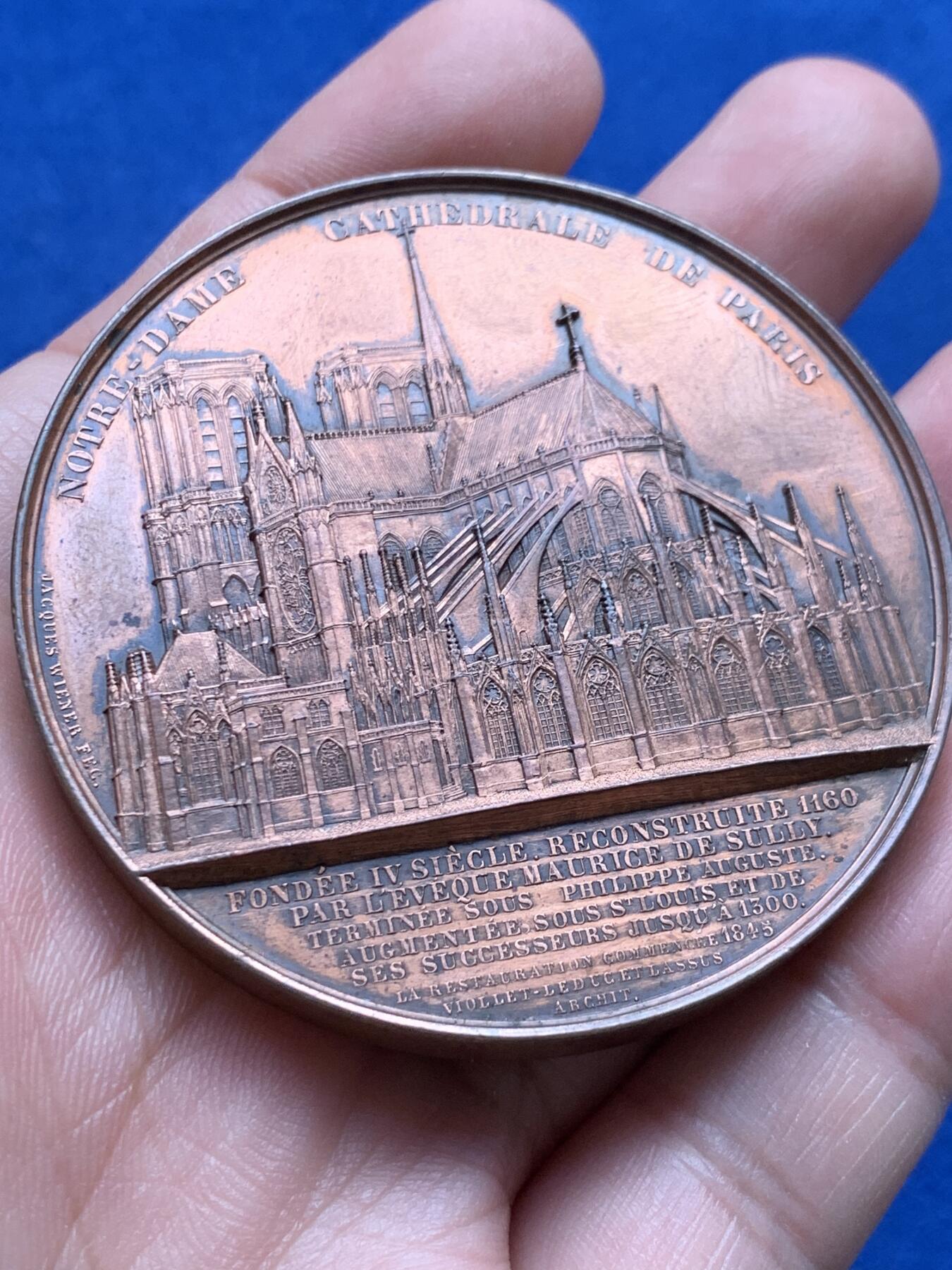 《竞宝斋》第440场 周日，周一，周二 3场连拍 （全场包邮） J.Wiener 1855年法国巴黎圣母院教堂大铜章，著名的比利时雕刻师Wiener教堂系列作品之一，欧洲古典建筑章牌的典范，95g，58.3mm