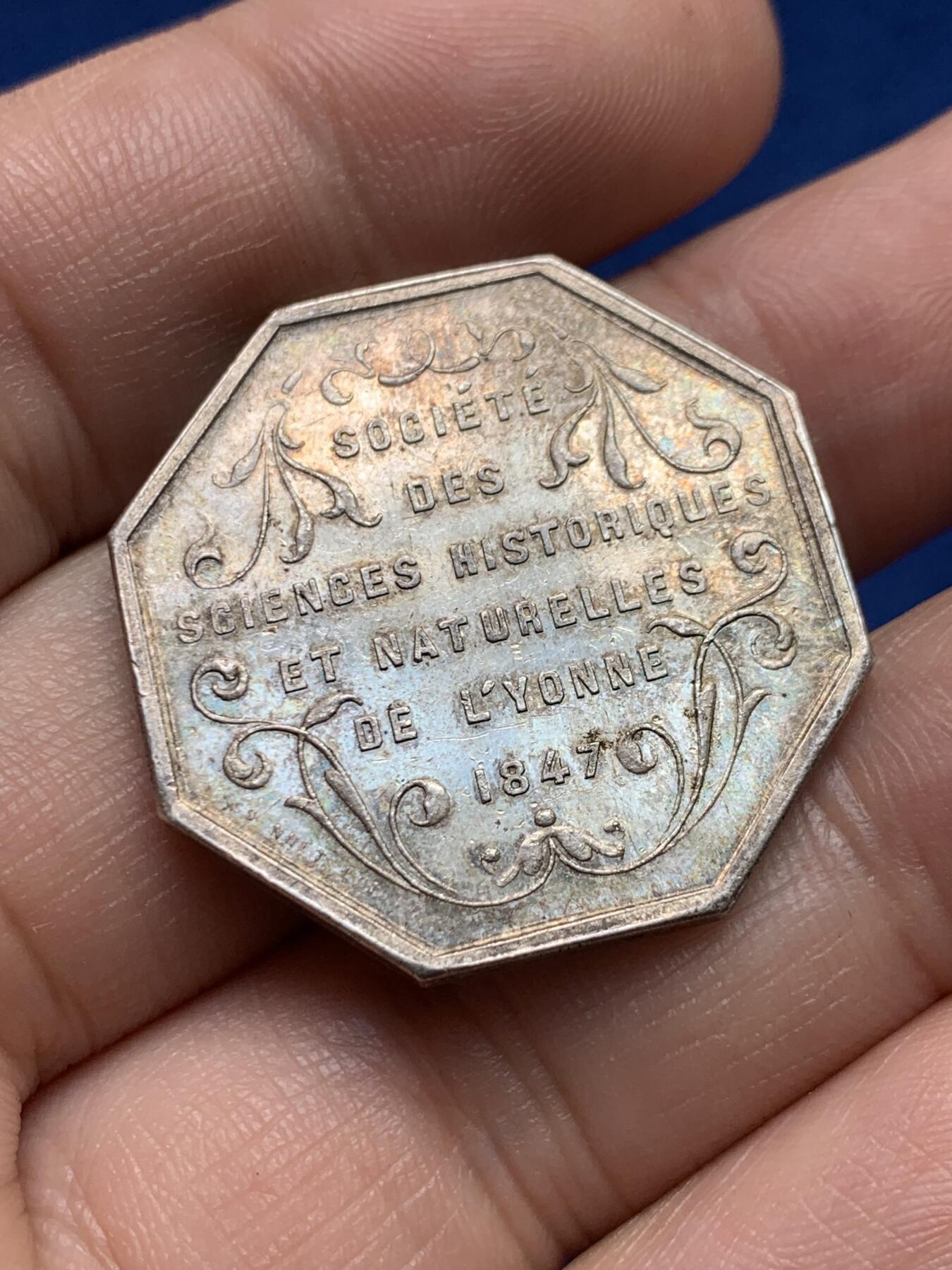 《竞宝斋》第440场 周日，周一，周二 3场连拍 （全场包邮） 1847年法国历史和自然科学协会八角银章，30MM，12.31克，菱形野猪头边铭，铭文:复杂精心的收集