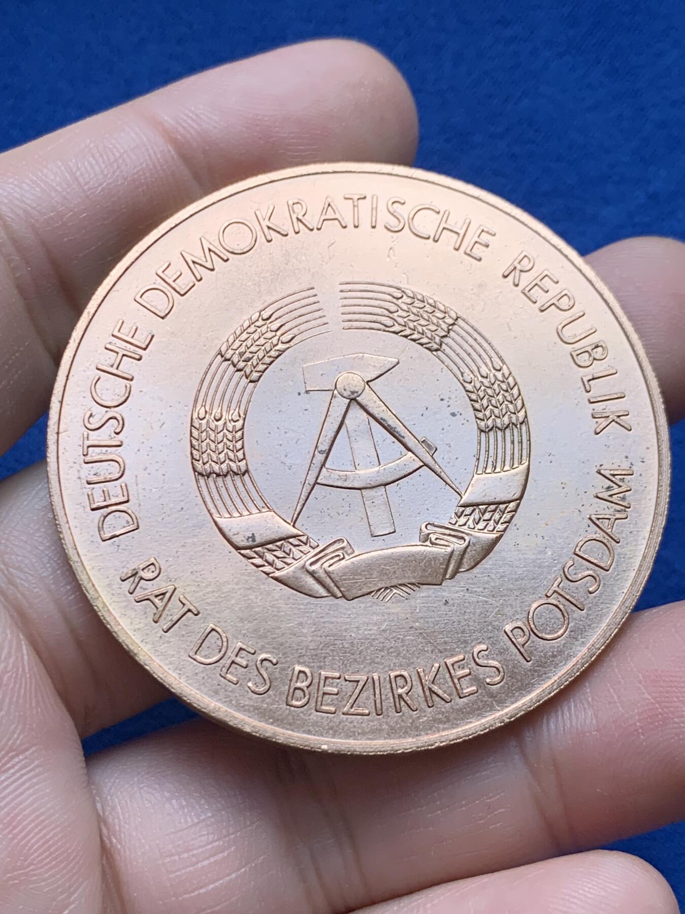 《竞宝斋》第440场 周日，周一，周二 3场连拍 （全场包邮） 东德波茨坦区议会镀金铜章，41.45g，50mm