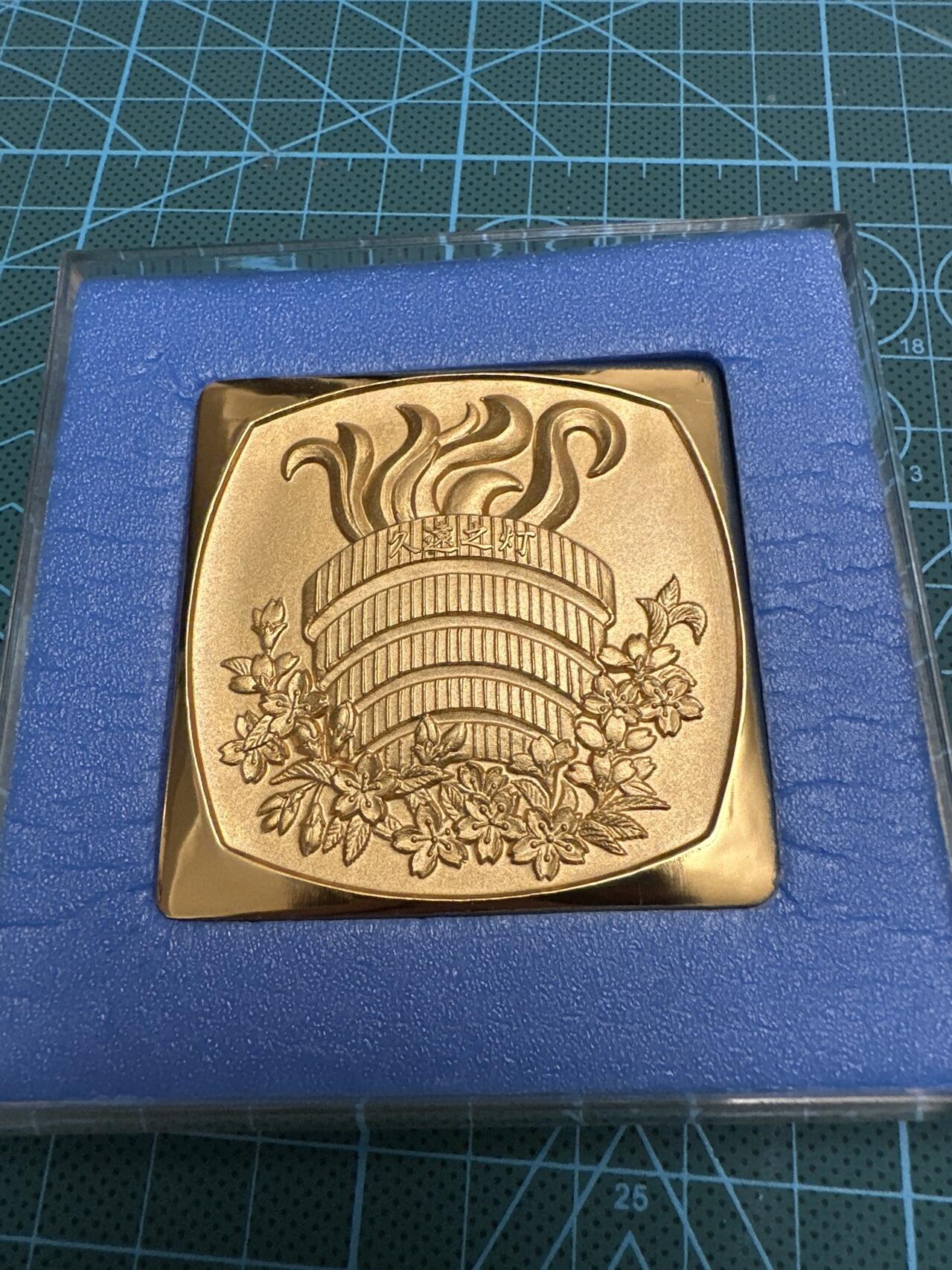 蒂克钱币-第48场日本章牌专场 日本 1973年 日莲正宗念本山大石寺 镀金章 60mm 114g 亚克力盒