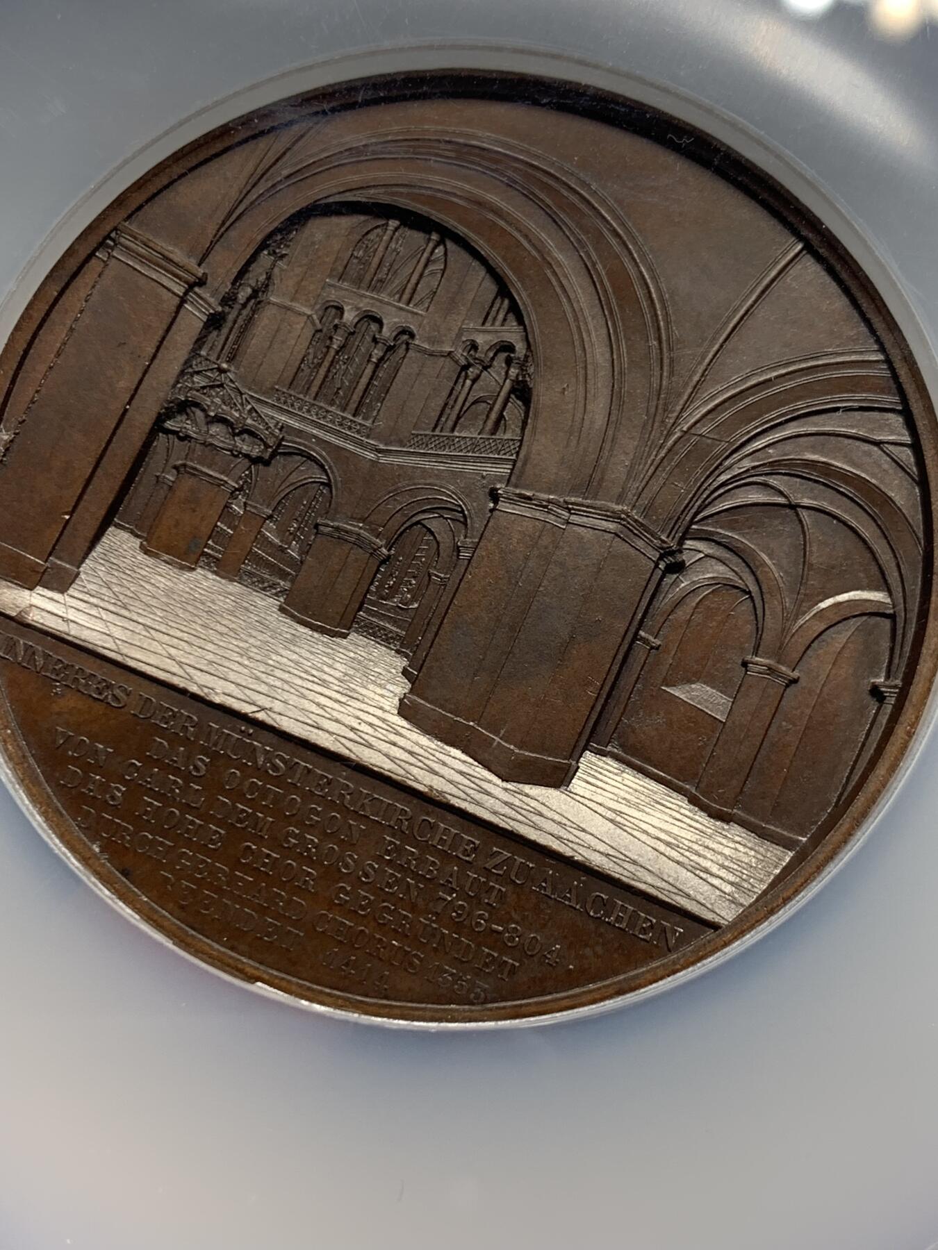 《竞宝斋》第440场 周日，周一，周二 3场连拍 （全场包邮） NGC MS62BN 德国1853年克隆大教堂铜章，德国著名教堂，列入世界遗产目录，编号516-017，是由著名雕刻师Jacques Wiener雕刻（教堂主题系列名录），不可多得的收藏佳品，双面高浮雕，加大加厚盒，观赏性强，收藏价值高，不可错过。首见品。