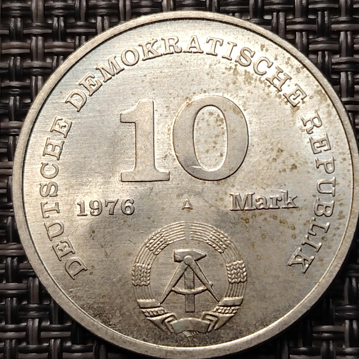 布加迪🐬～世界钱币(上海)🌾第 261 期 /  各国套币和散币 东德民主德国1976年10马克镍币纪念币人民军队20周年