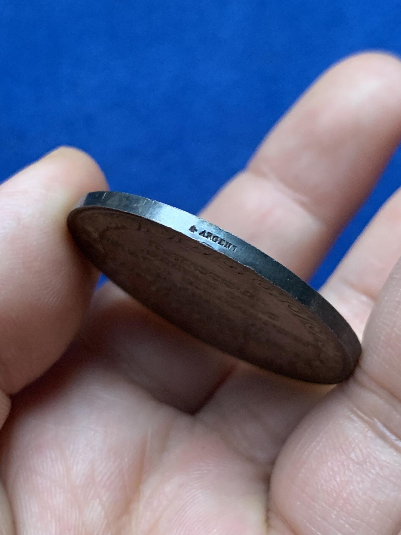 《竞宝斋》第440场 周日，周一，周二 3场连拍 （全场包邮） 法国1867年卢瓦尔省奥尔姆锻造厂银章，蜜蜂边铭，37.4mm，19.2g，正面为锻造厂锅炉等大型生产设备，背面为工厂成立时间铭文，正反阴阳五彩包浆，非常养眼，稀少品种