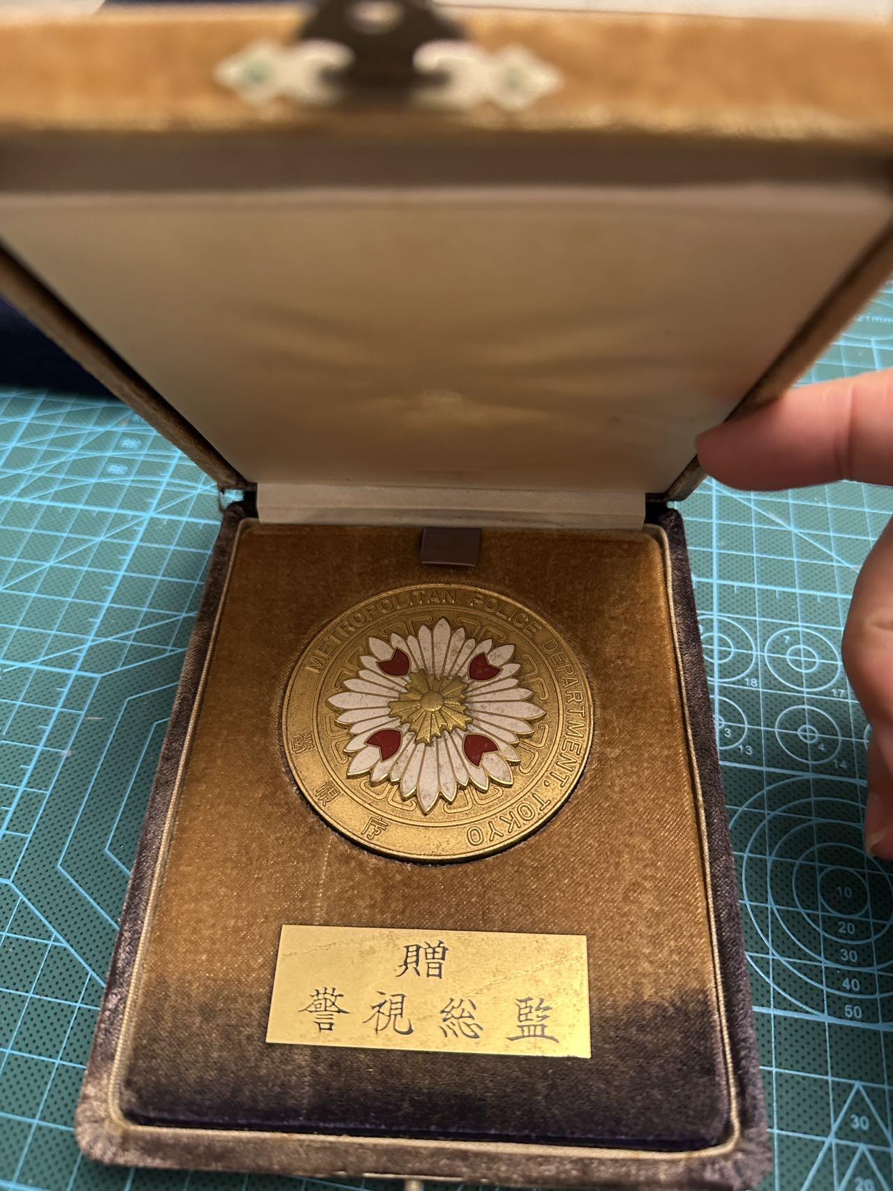 蒂克钱币-第48场日本章牌专场 日本警视厅 警视总监 镀金章 65mm 142g 绒布盒