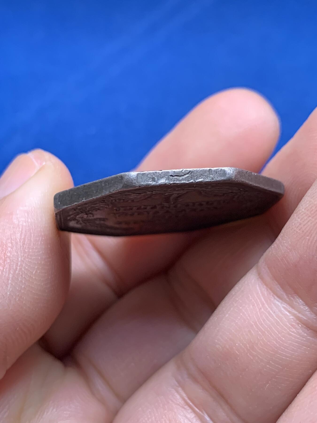 《竞宝斋》第440场 周日，周一，周二 3场连拍 （全场包邮） 法国马赛名人协会八角银质代币 13.58克 30.8mm 神灯银标 1890边铭