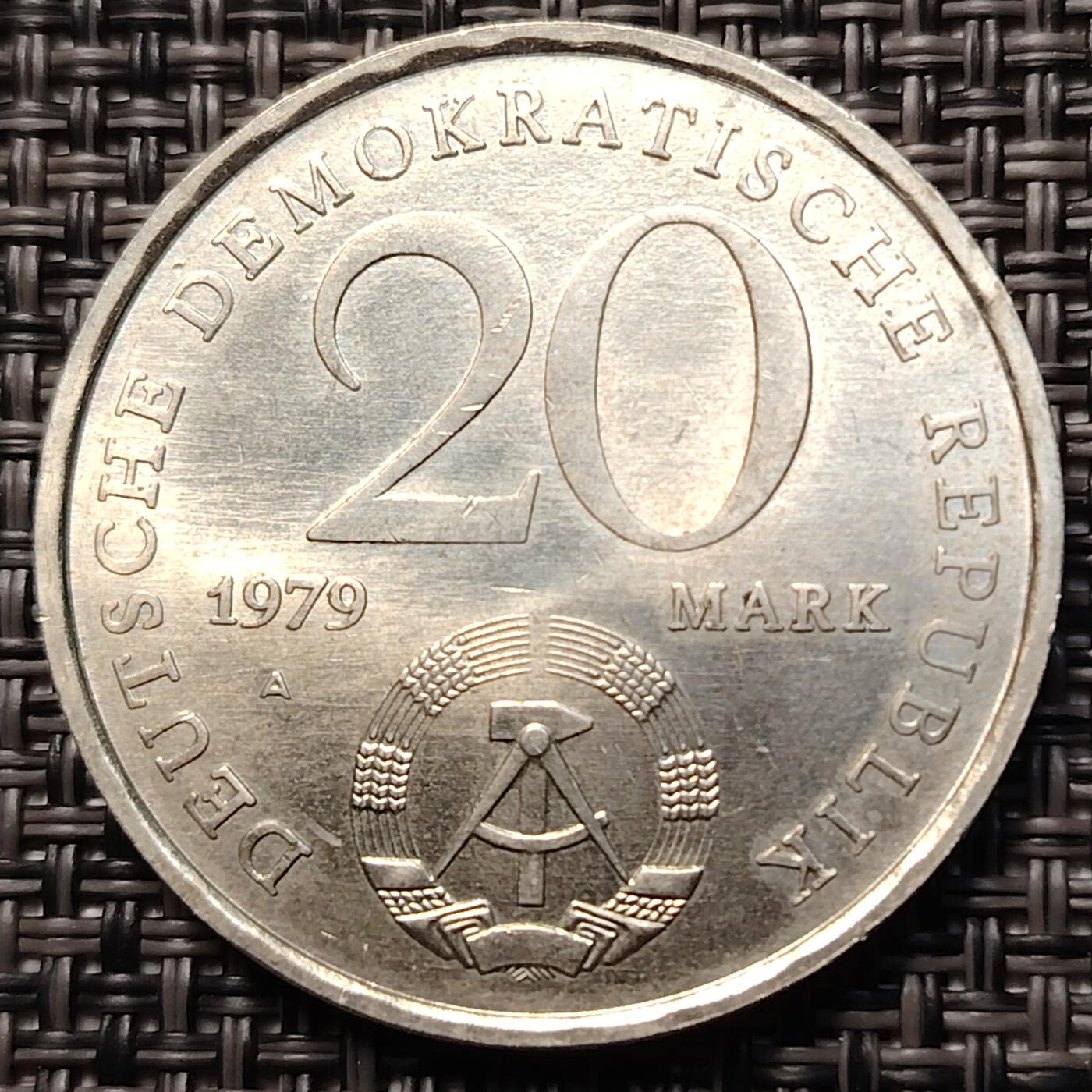 布加迪🐬～世界钱币(上海)🌾第 261 期 /  各国套币和散币 东德1979年20马克纪念币 民主德国建国30周年