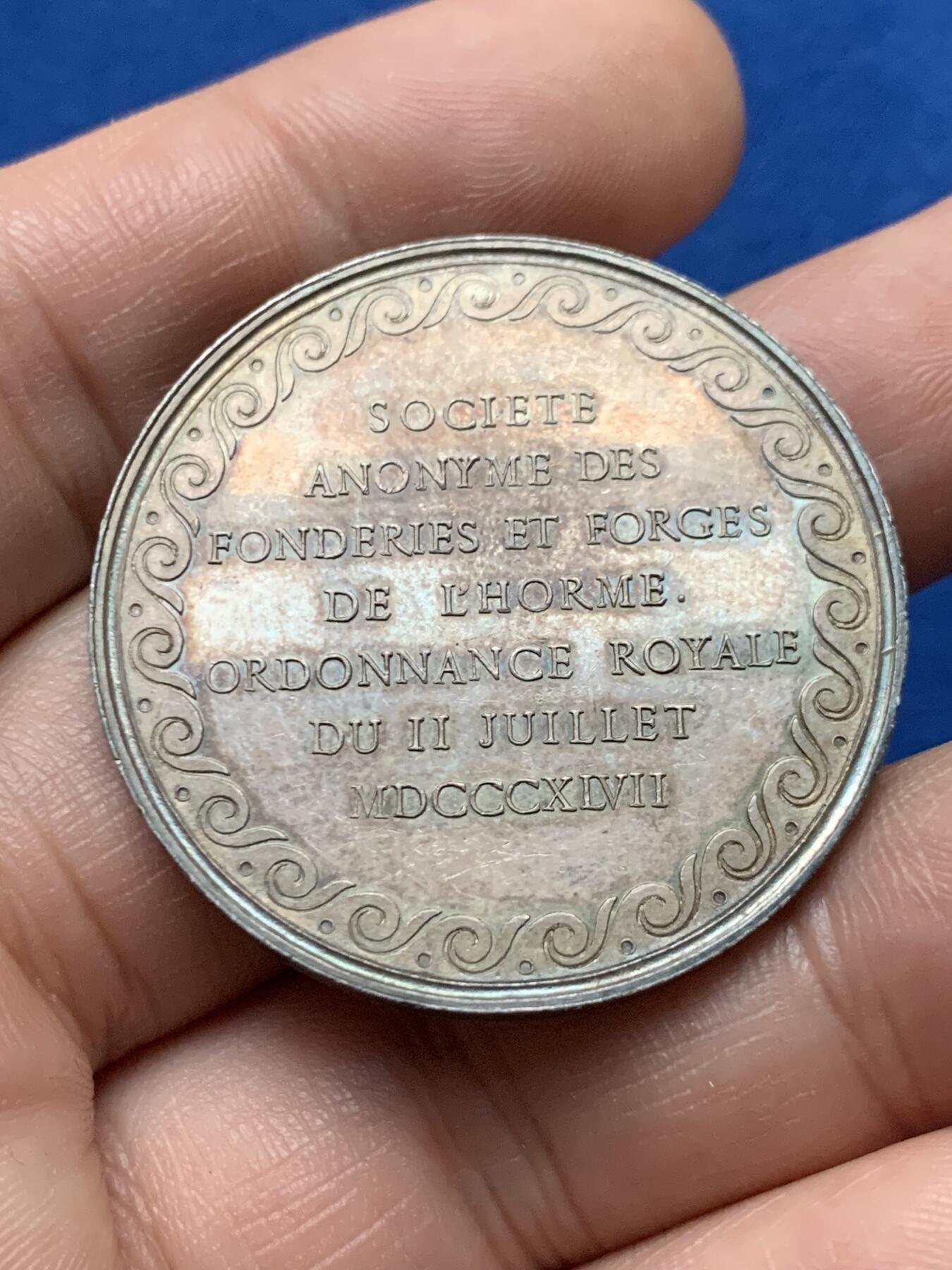 《竞宝斋》第440场 周日，周一，周二 3场连拍 （全场包邮） 法国1867年卢瓦尔省奥尔姆锻造厂银章，蜜蜂边铭，37.4mm，19.2g，正面为锻造厂锅炉等大型生产设备，背面为工厂成立时间铭文，正反阴阳五彩包浆，非常养眼，稀少品种