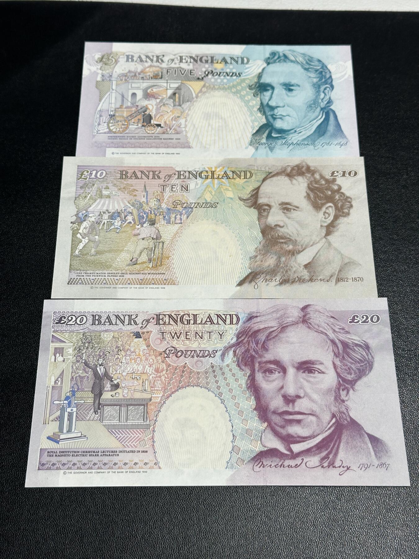 《外钞收藏家》第五百八十六期（品种丰富、精品多）（本平台长期征集拍品、欢迎藏友们联系合作） 英国E序列5、10、20镑 三张一起 全新有轻微潮点