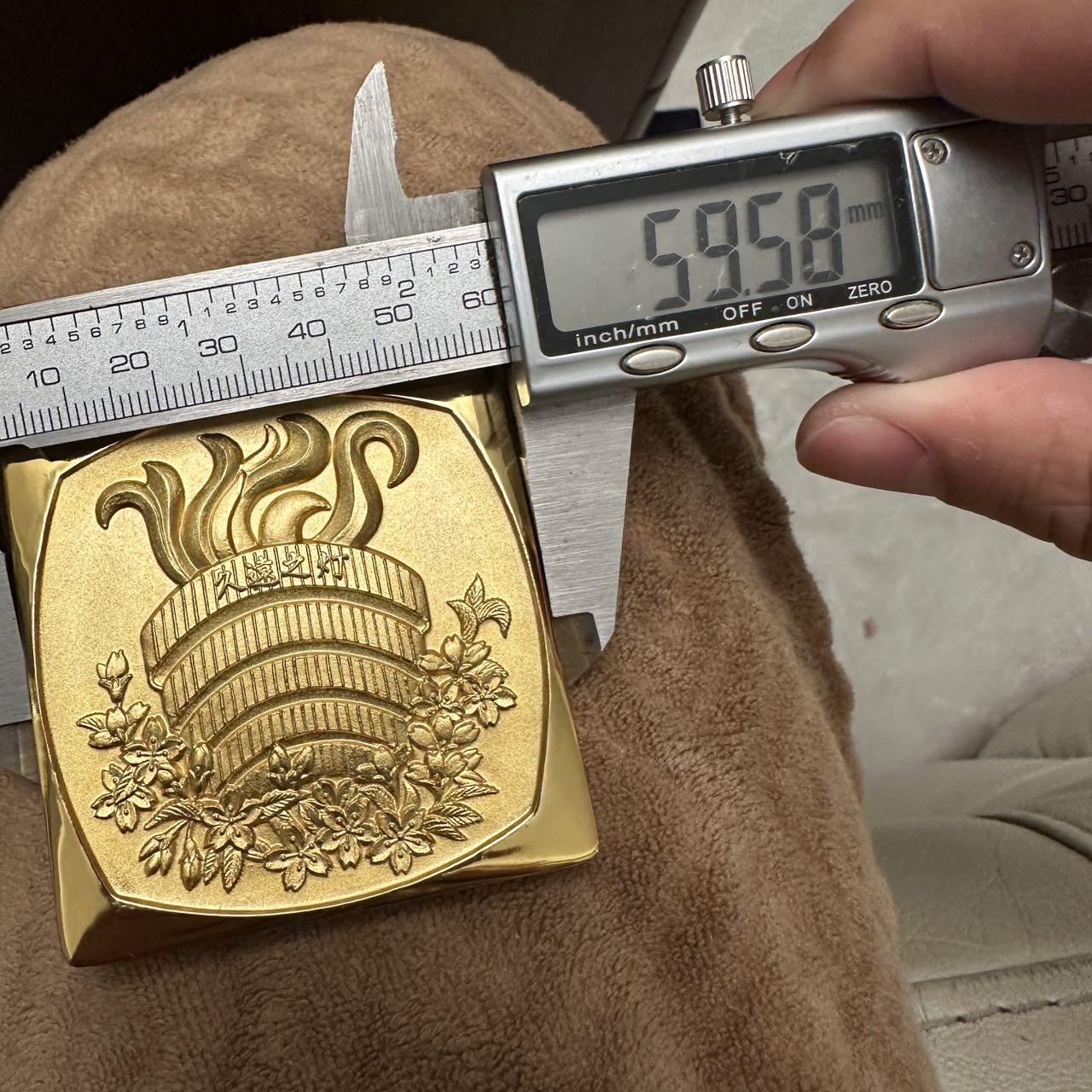 蒂克钱币-第48场日本章牌专场 日本 1973年 日莲正宗念本山大石寺 镀金章 60mm 114g 亚克力盒