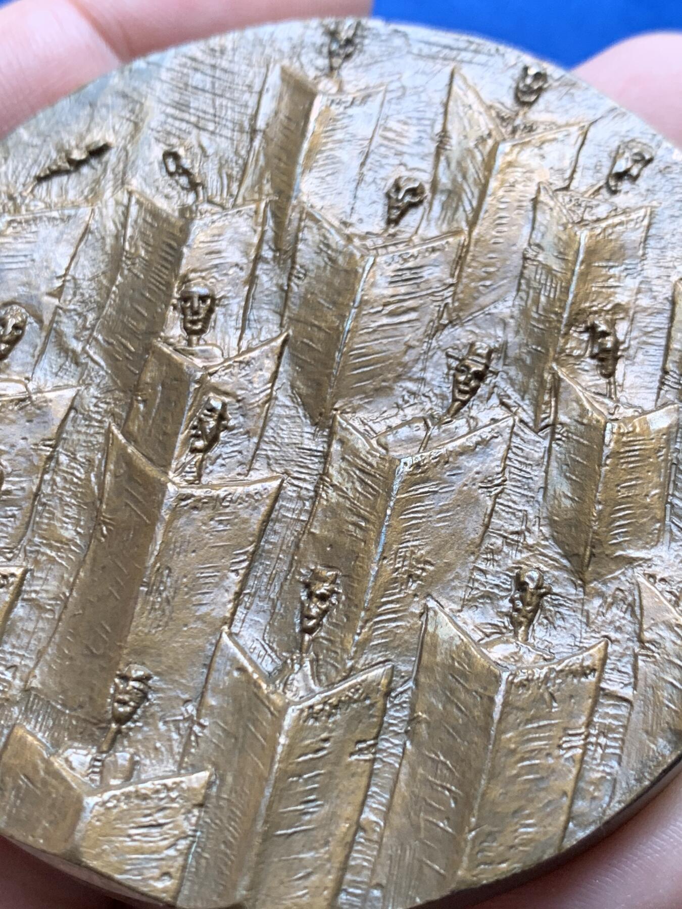 《竞宝斋》第440场 周日，周一，周二 3场连拍 （全场包邮） 法国1966年《费加罗报》创刊百年纪念铜章 直径72.5mm 重量197g 丰饶角铜标