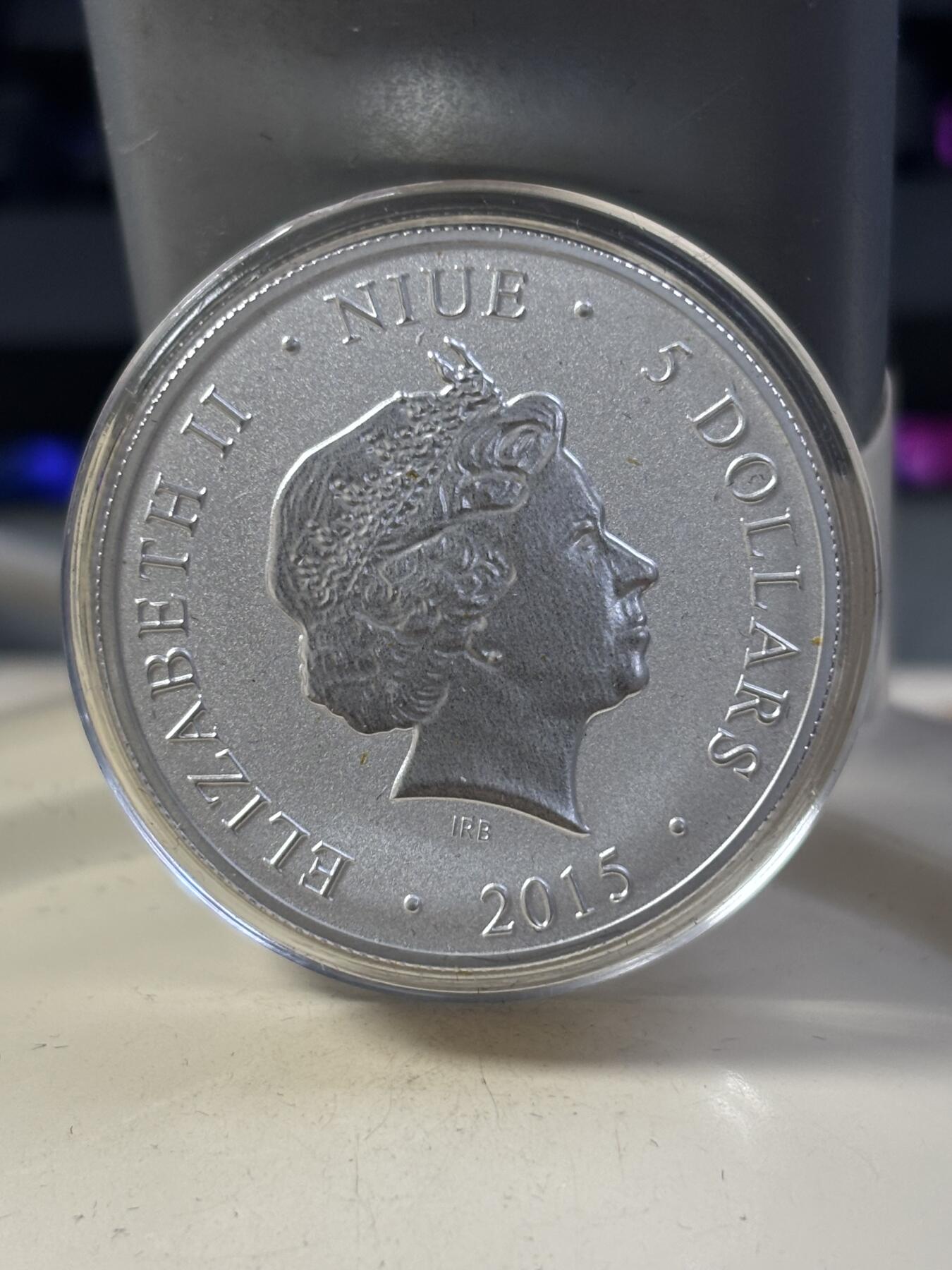 第182期拍卖 纽埃2015年遗产系列圣乔治50克彩色纪念银币，999银，50克，发行999枚