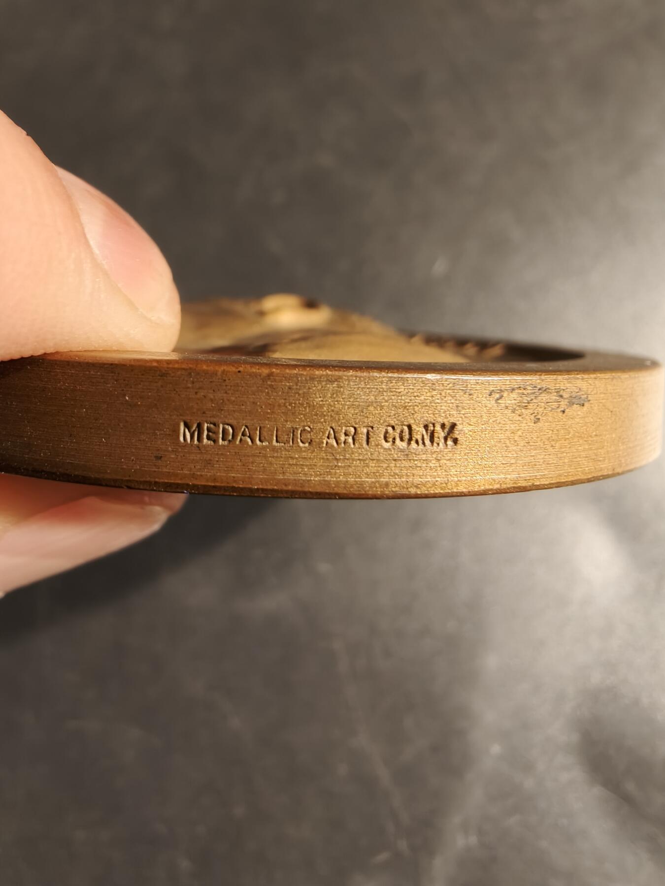 老王徽章第164期  美国林登约翰逊总统就职典礼大铜章     高浮雕总统头像     直径68mm.    重量218.3g