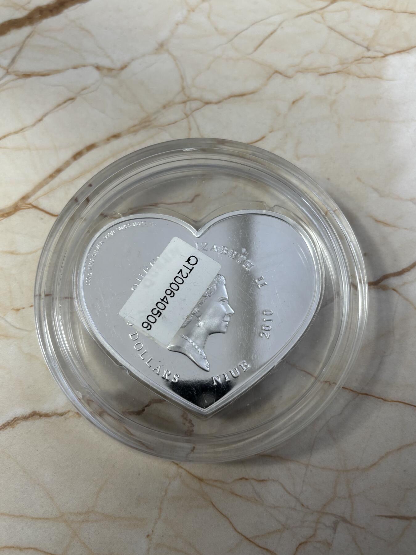 第182期拍卖 纽埃2010年Hello Kitty镶嵌水晶100克彩色纪念银币，999银，100克，发行量1500枚，有氧化