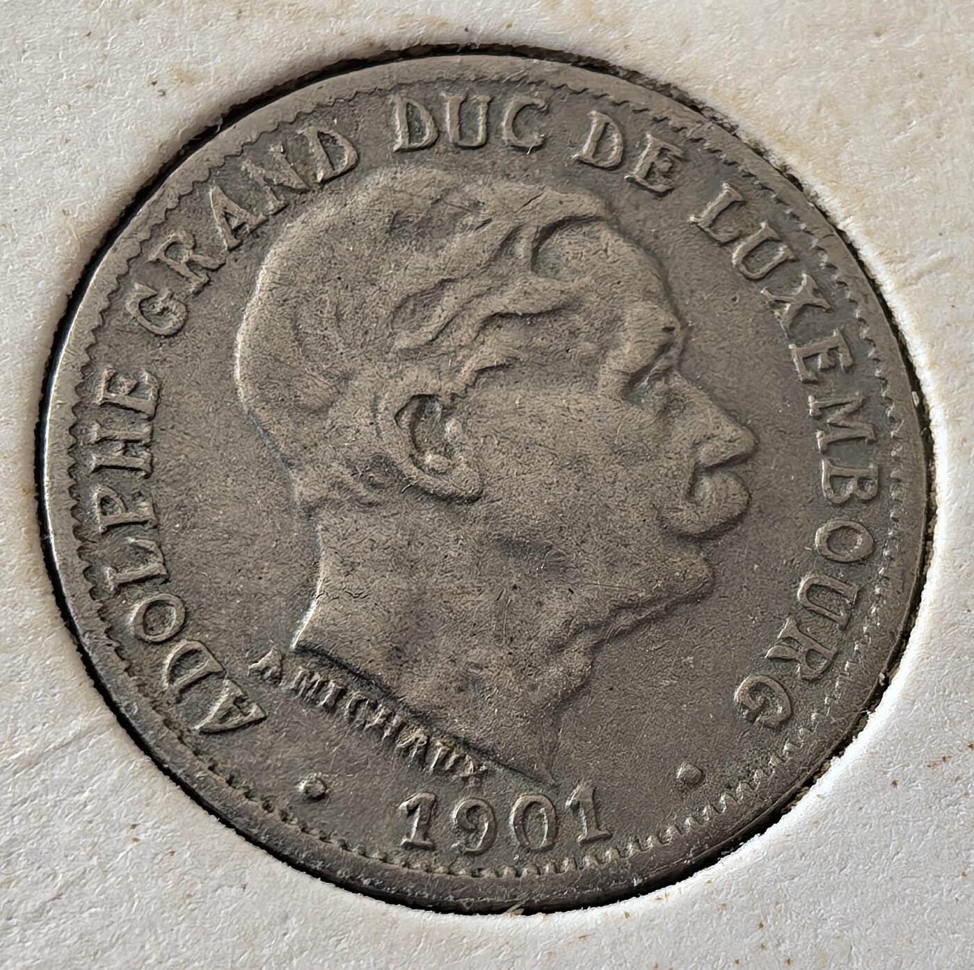 外国优质老铜币银币，周六九点倒数截拍，满百包邮，可寄存半年，喜欢朋友微信扫描二维码可直接参拍 欧洲老藏家纸夹-卢森堡1901年5分