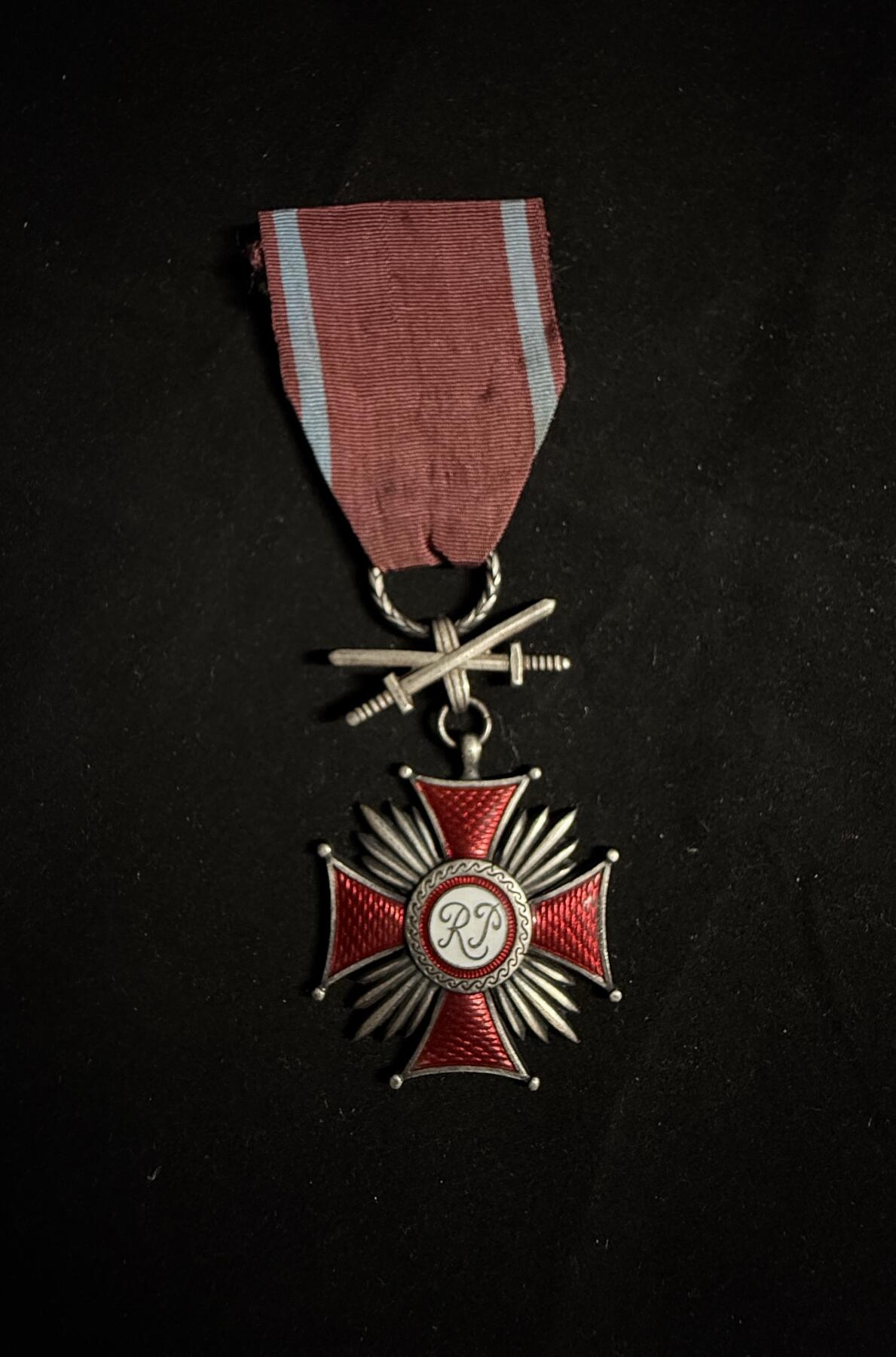 戎马世界章牌大赏第108期 波兰银级功勋十字勋章，少见RP切割版（53年之前），带双剑勋饰，勋饰疑似后配！