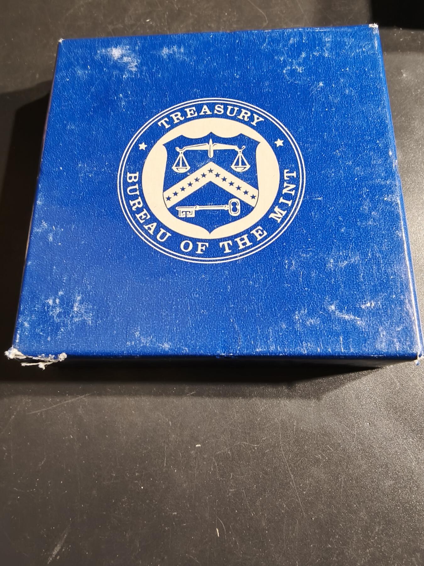 老王徽章第164期  美国铸币局约翰•泰勒总统大铜章     原盒带证书     直径76mm.    重量216g.    约翰•泰勒是美国第十任总统，1841年标志着泰勒的总统任期开始. 