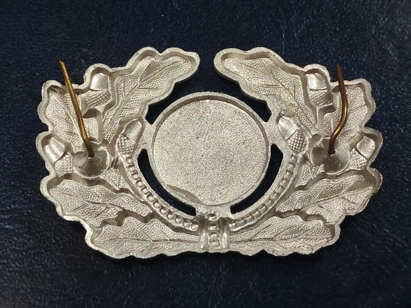 荷兰第129期勋赏拍卖 民主德国军官帽徽