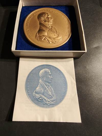 老王徽章第164期 - 美国铸币局詹姆斯•门罗总统大铜章     带原盒证书     直径76mm.    重量221.2g.     门罗是美国第五任总统，任期为1817年至1825年。 他最著名的成就是提出了“门罗主义”，旨在防止欧洲列强干涉美洲事务。  他的总统任期被称为“美好时代”。  