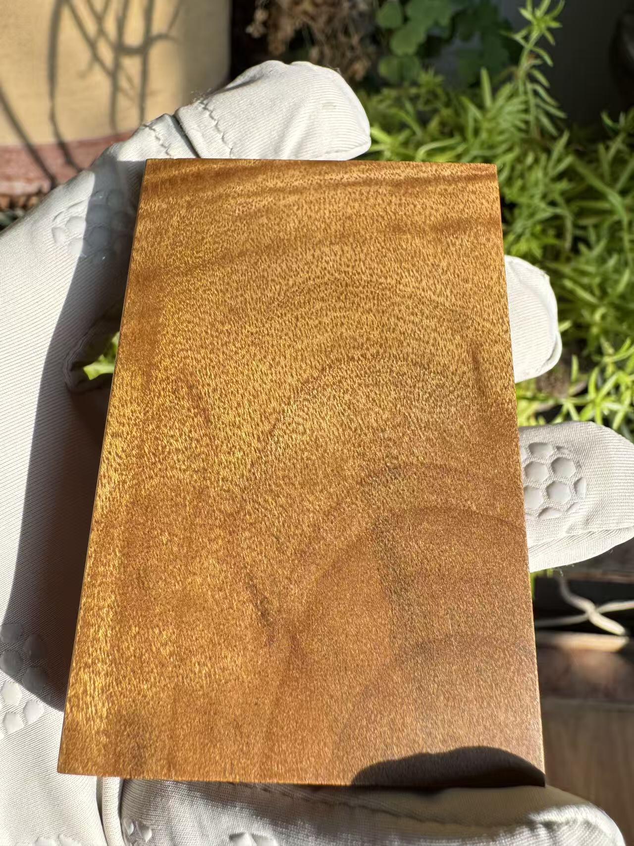 零元拍：H002 金丝楠牌子，香喷喷的小金砖，金光闪闪，71/47/13CM CM，牌子有一道碳化裂，不是贯穿裂，最后三张图片已展示，介意勿拍。