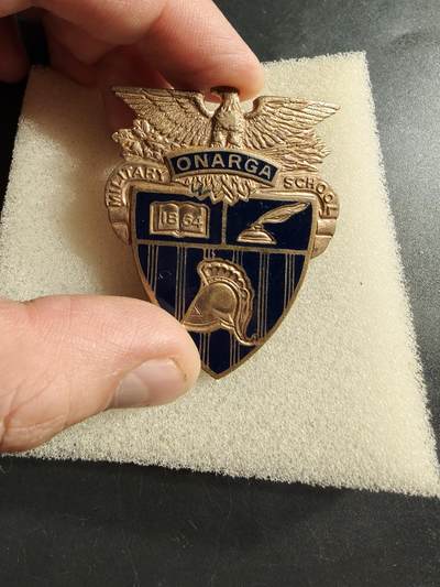 老王徽章第164期 -  美国奥纳尔加军事学院大檐帽帽徽     1864-1972