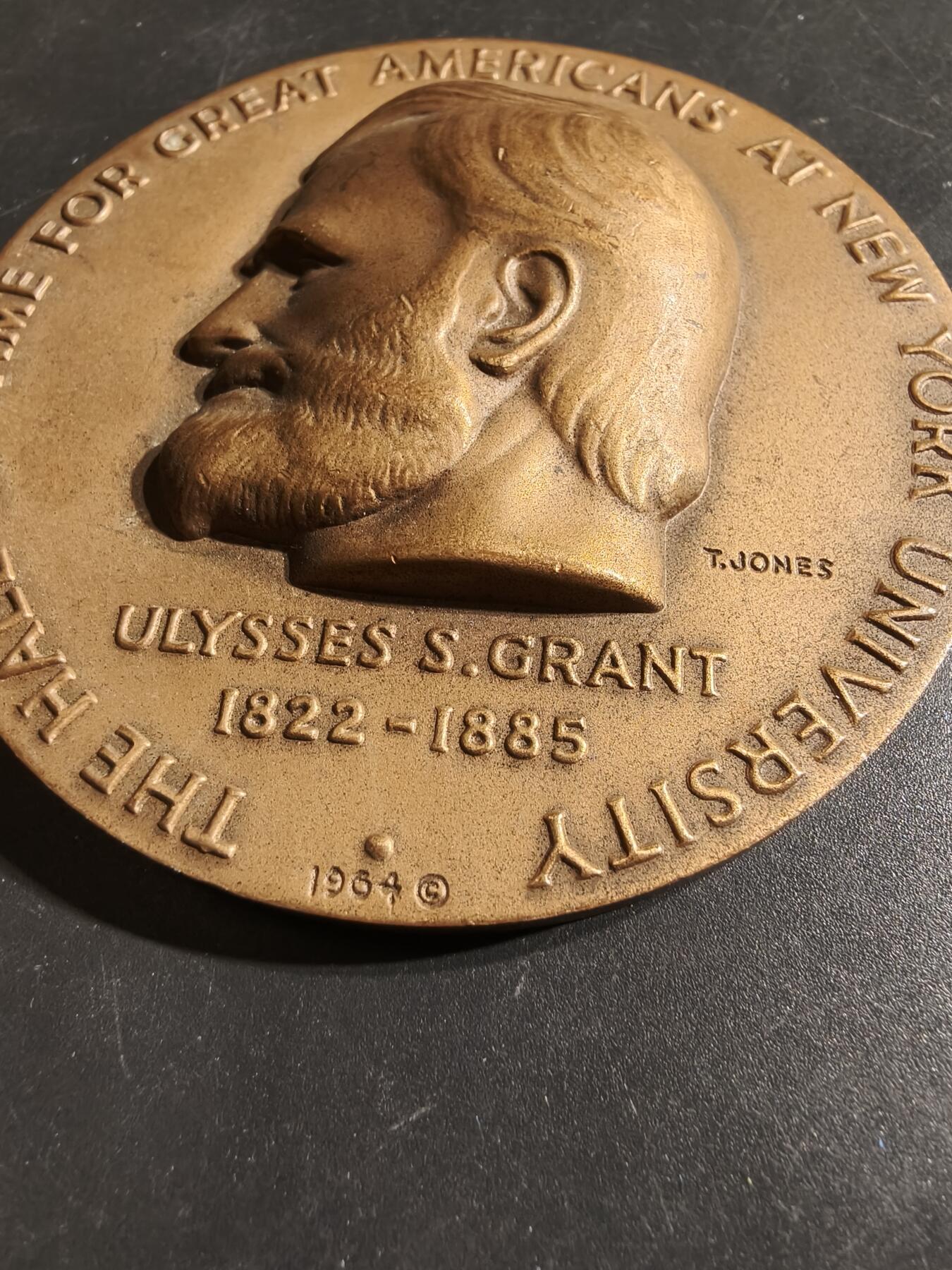 老王徽章第164期 美国尤利西斯•格兰特将军大铜章      高浮雕      直径76mm.    重量206.3g.      尤利西斯·S·格兰特，美国南北战争时期的联邦军总司令，后来成为美国第18任总统。