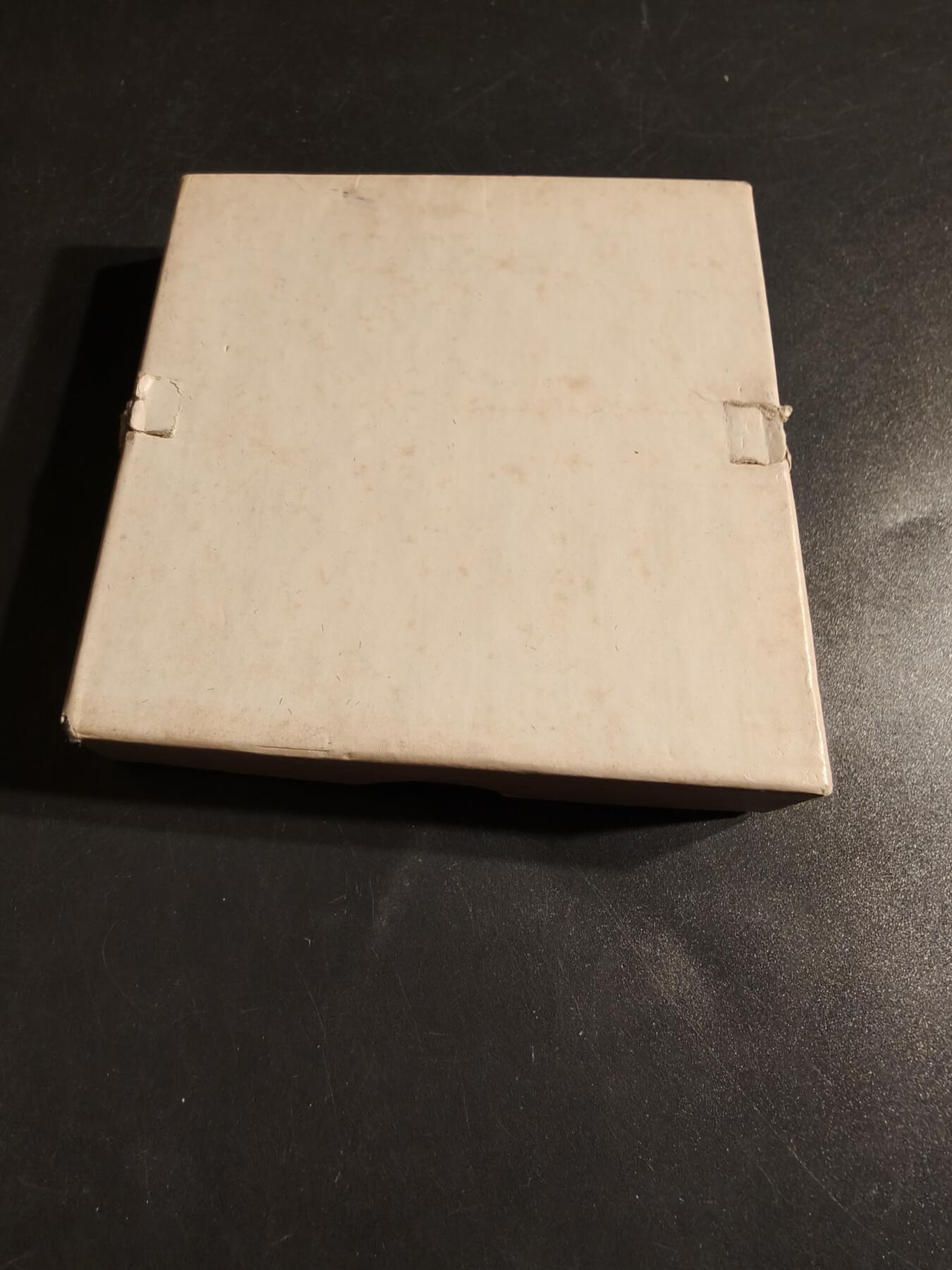 老王徽章第164期  美国铸币局亚伯拉罕•林肯总统诞辰百年大铜章     原盒带证书     直径60mm.    重量116g.      铜章上刻有林肯第二次就职演说中的名言：“对任何人不怀恶意，对所有人满怀仁慈”