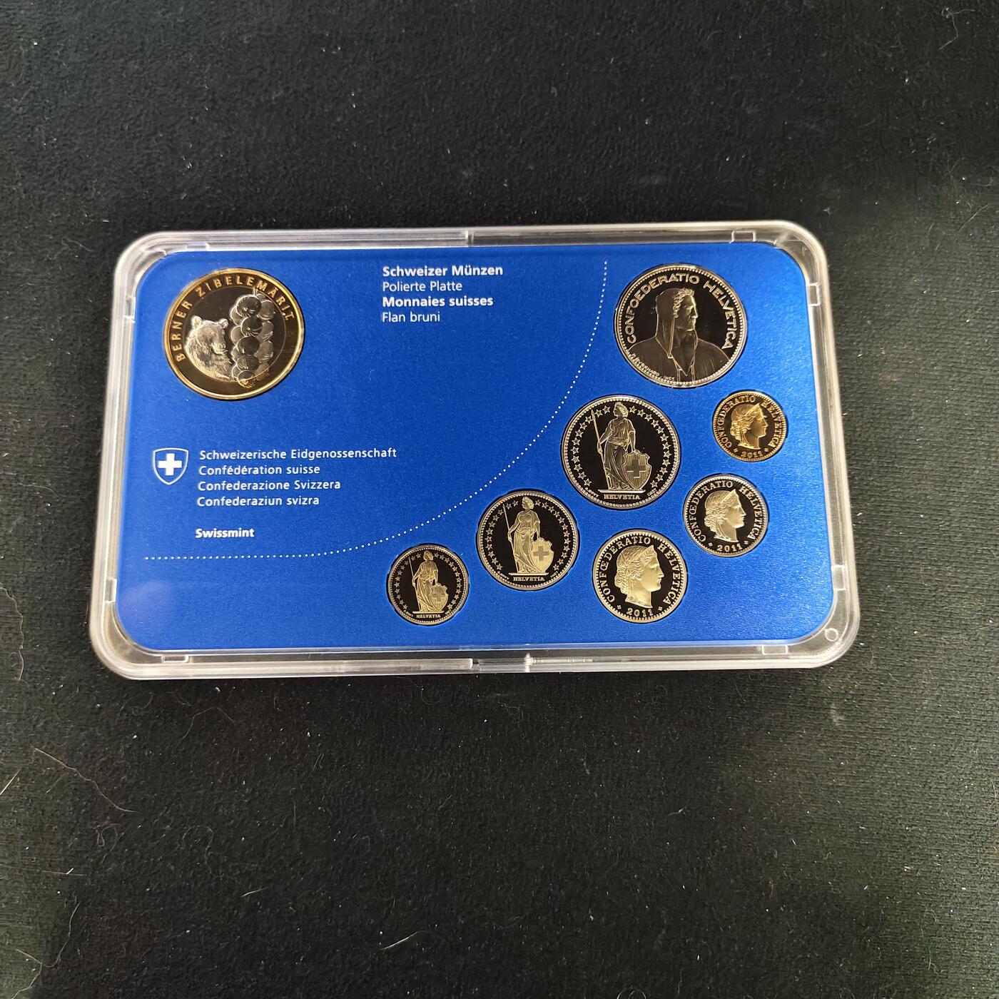 【全场包邮】纯粹捡漏拍479场（免费代拍第16场） 【少见】瑞士2011年蓝盒官方精制套币-含10法郎伯尔尼洋葱市场精制双色纪念币-量4000