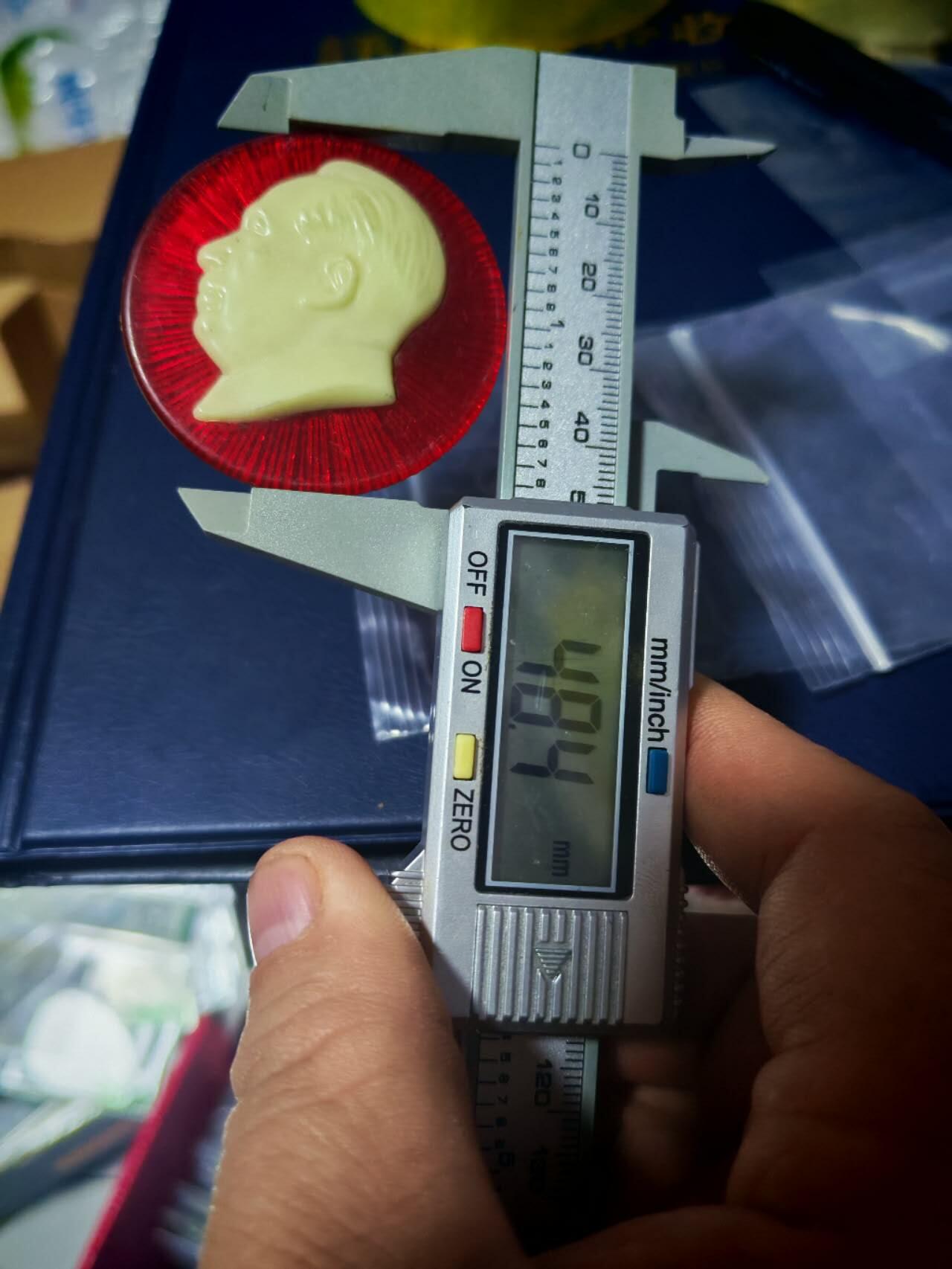 毛主席像章拍场，