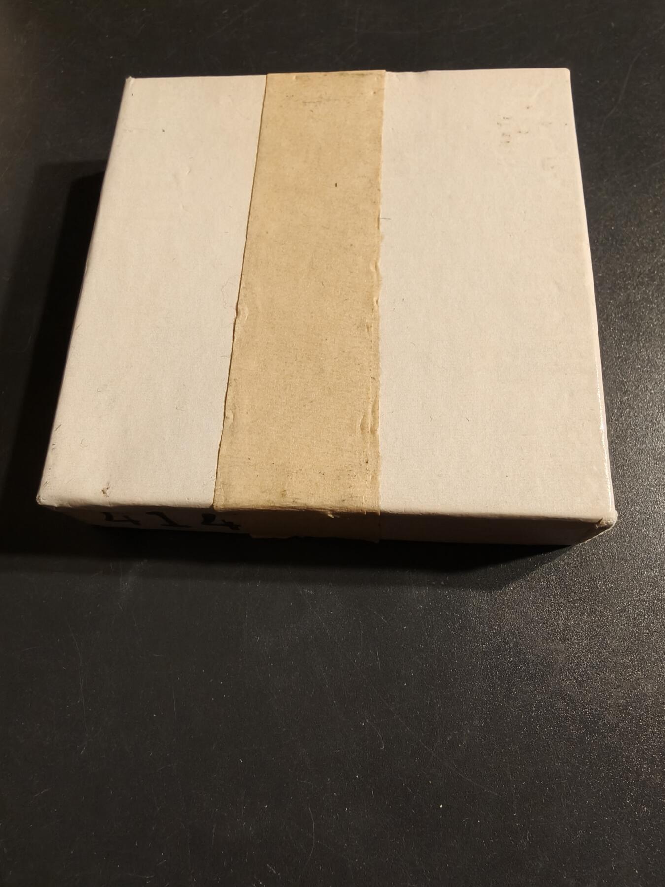 老王徽章第164期  美国铸币局詹姆斯·米勒准将（1776-1851）大铜章     原盒     直径65mm.    重量131.9g.     背面刻有米勒将军参与1812年第二次英美战争中的三场著名战役：奇帕瓦战役（Battles of Chippewa, July 5, 1814）、尼亚加拉战役（Niagara, July 25, 1814）和伊利堡战役（Erie, Sep. 17, 1814）