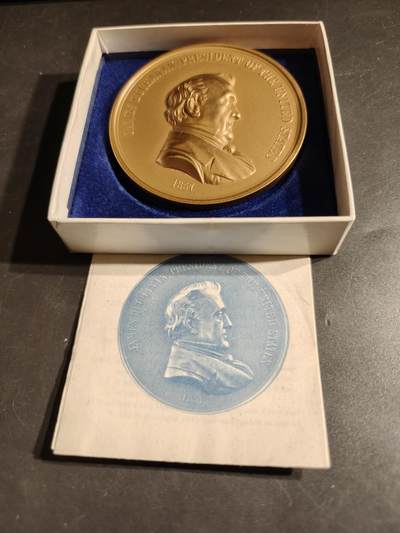 老王徽章第164期 - 美国铸币局詹姆斯•布坎南总统大铜章     原盒带证书     直径76mm.    重量216g.    背面为美国-印第安和平象征 