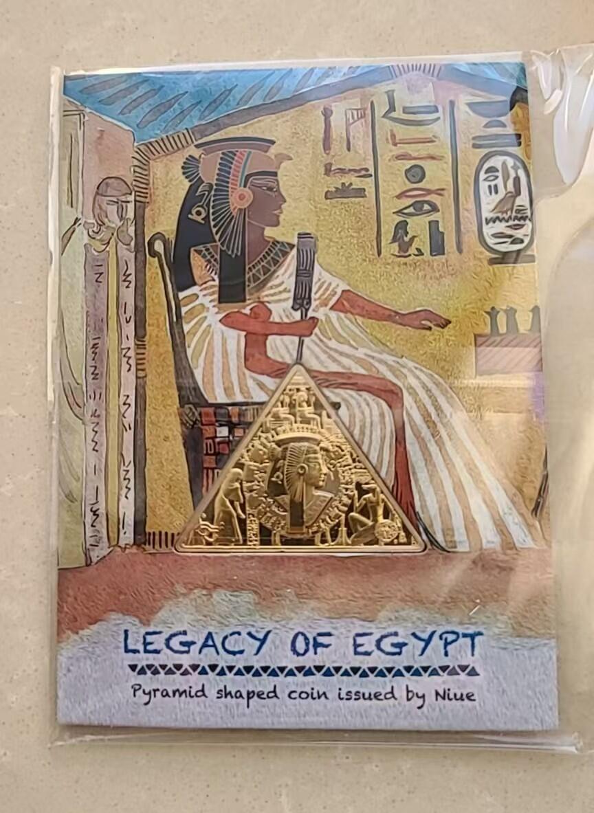 ❤️【币观天下】❤️ 第331期钱币拍卖- 2025.11.21周五晚上6点半场-长期征集拍品 纽埃2020年埃及文化三角形镀金铜币带包装