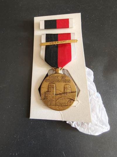 老王徽章第164期 - 美国二战占领军服役奖章     德国勋条    原盒带略