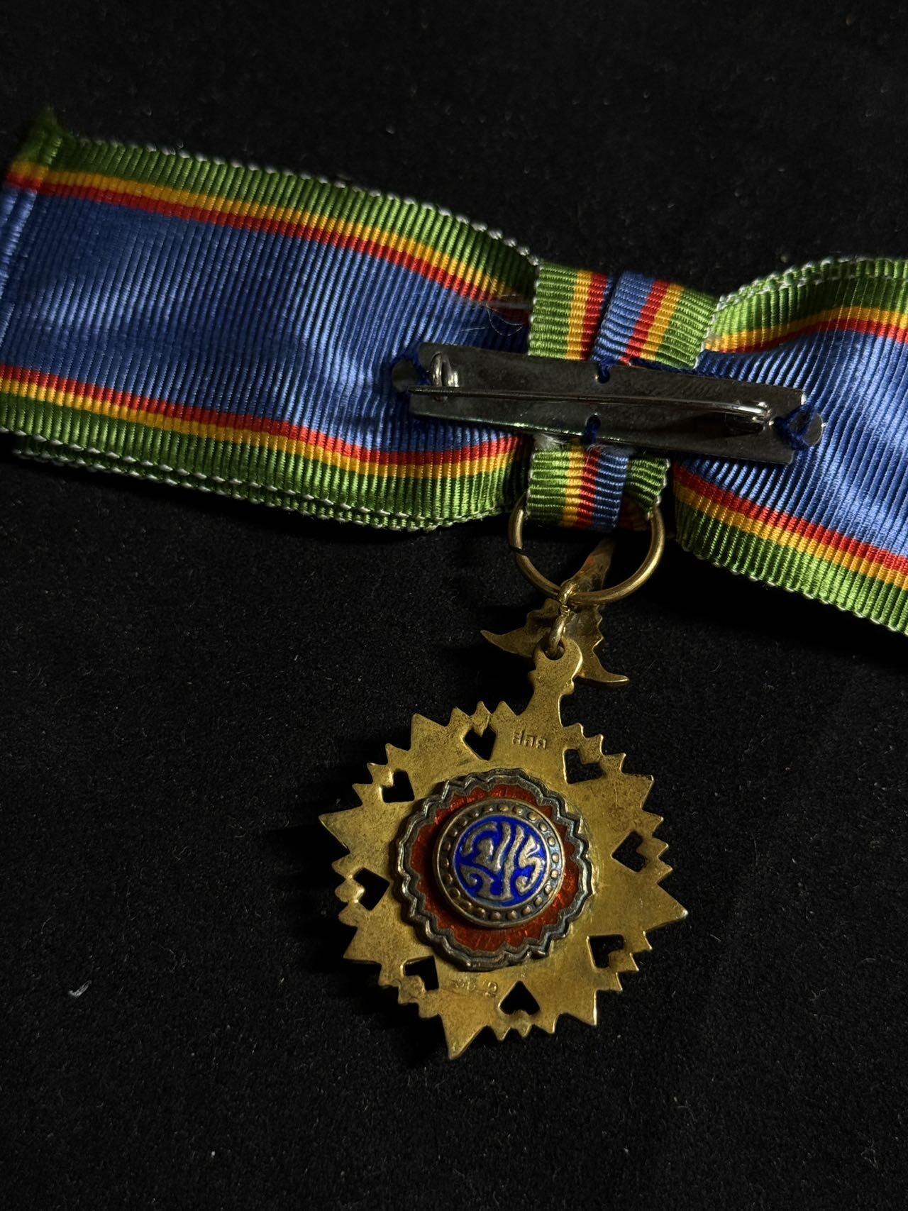 戎马世界章牌大赏第108期 泰国骑士级王冠勋章，女版，银制