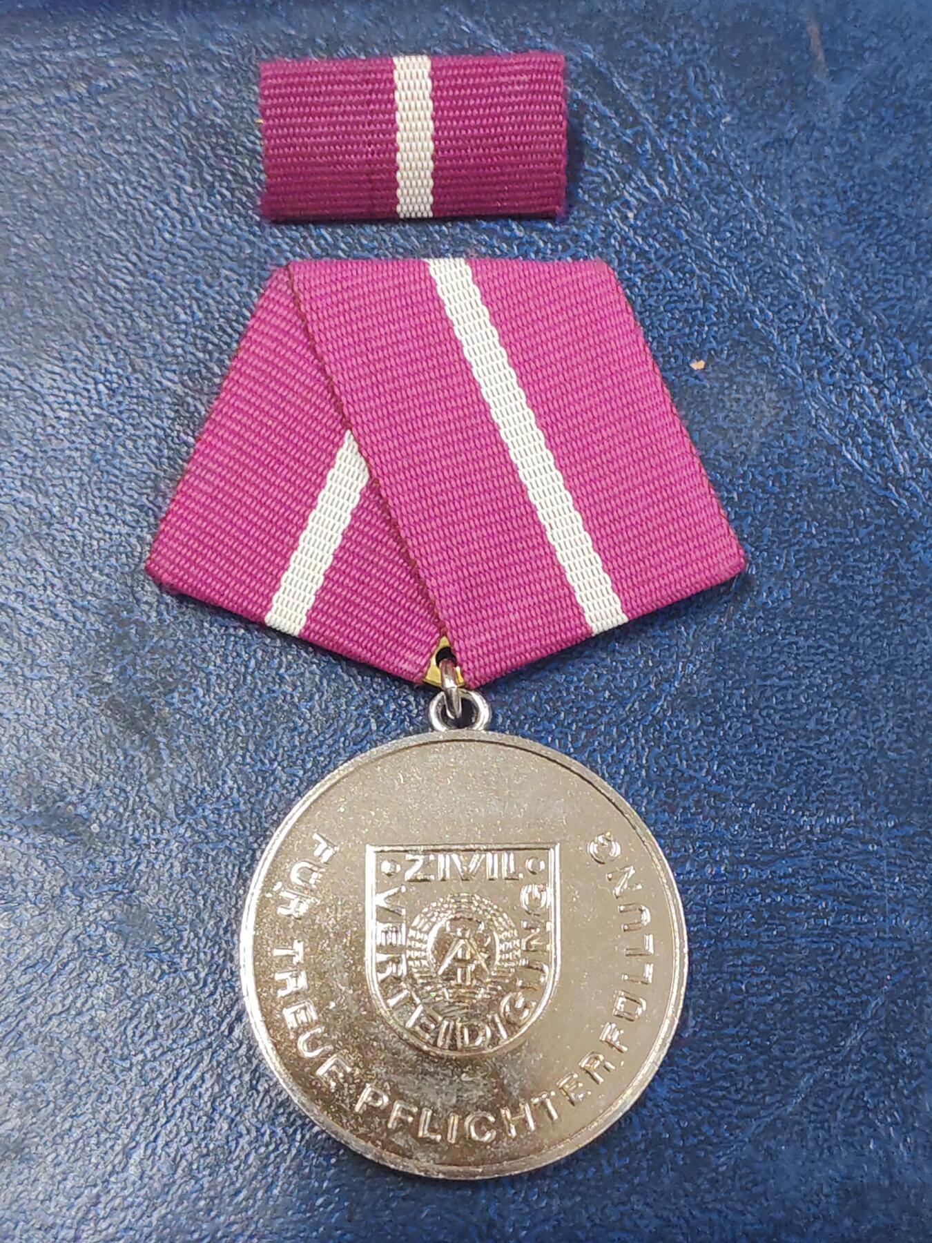 荷兰第129期勋赏拍卖 民主德国银级民防忠诚服务奖章带略