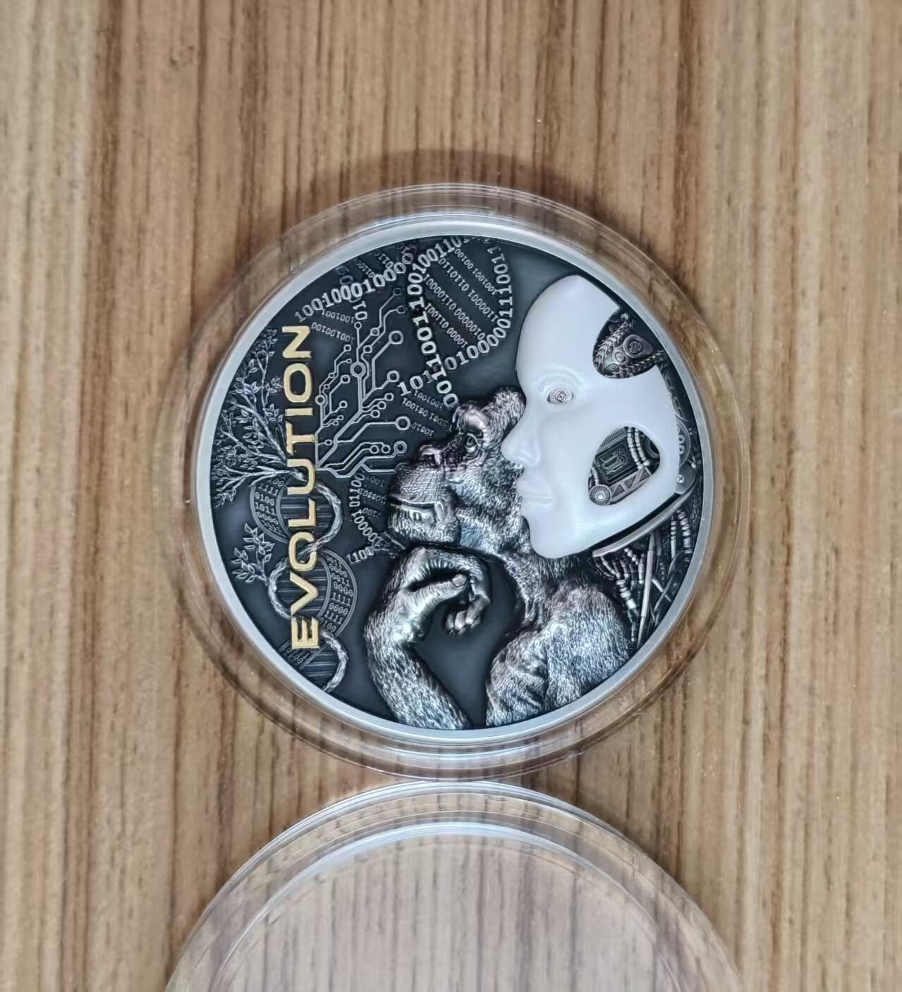 ❤️【币观天下】❤️ 第331期钱币拍卖- 2025.11.21周五晚上6点半场-长期征集拍品 纽埃2022年，人类的进化-由碳基到硅基, 2盎司加大(直径达50mm),镶嵌珍珠白3D立体面具,超高超精浮雕,仿古,镀金纪念银币. 盒证全. 图案凸出部分最高达近5毫米以上. 超热门人类进货主题银币，实物超级漂亮震撼. 国外售价500+美元