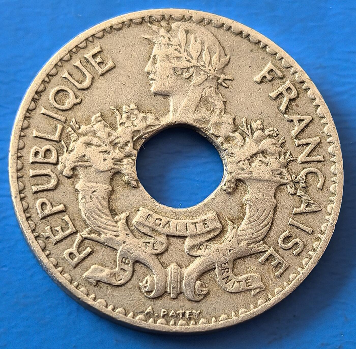 外国优质老铜币银币，周六九点倒数截拍，满百包邮，可寄存半年，喜欢朋友微信扫描二维码可直接参拍 法属印支1938年5分