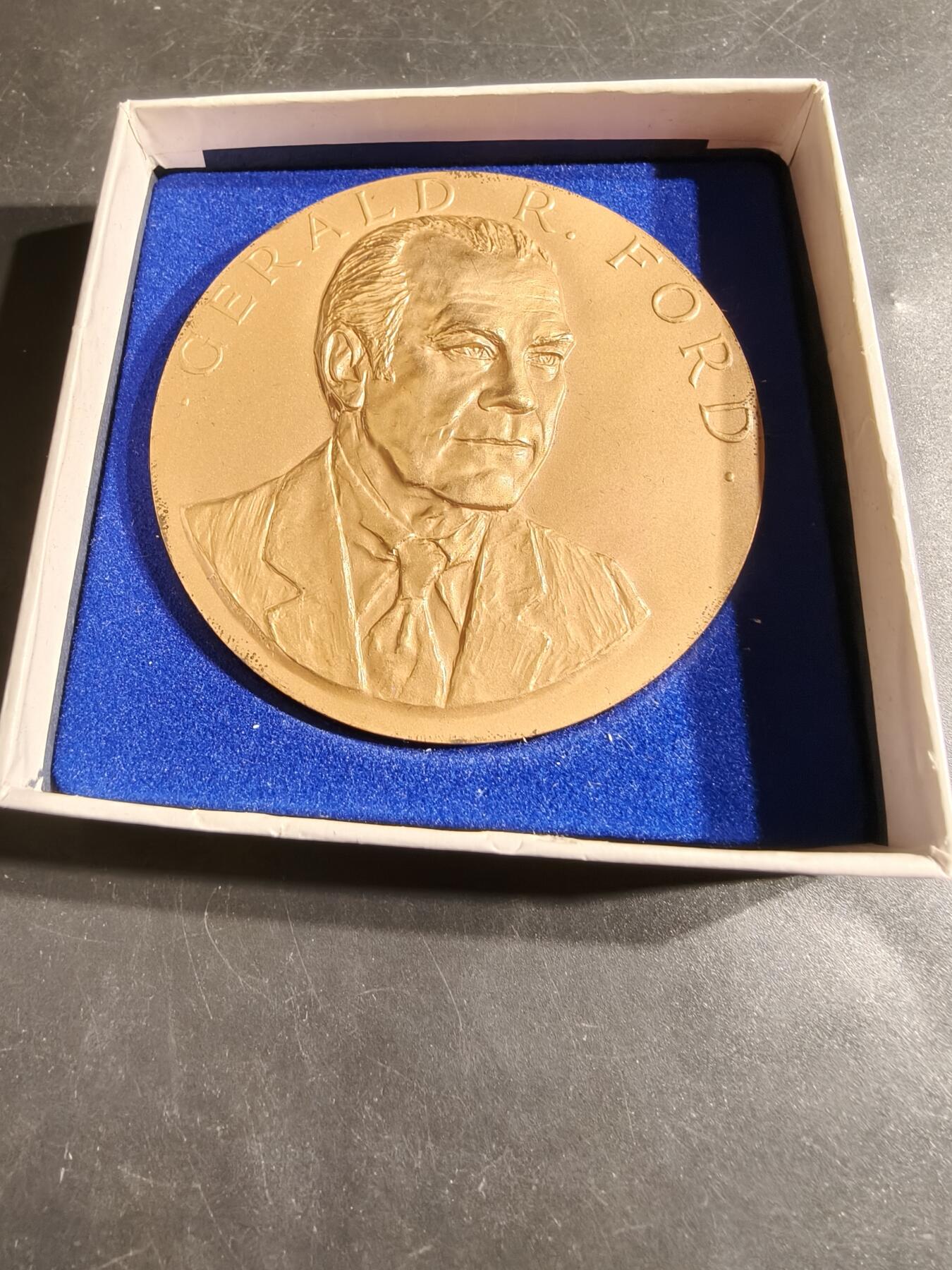 老王徽章第164期 美国铸币局杰拉尔德•福特总统大铜章     原盒     直径76mm.    重量222.2g 