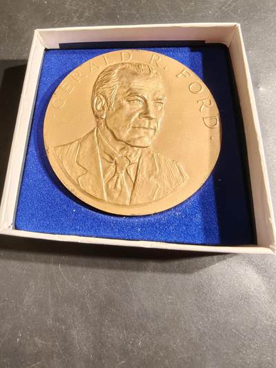 老王徽章第164期 - 美国铸币局杰拉尔德•福特总统大铜章     原盒     直径76mm.    重量222.2g 