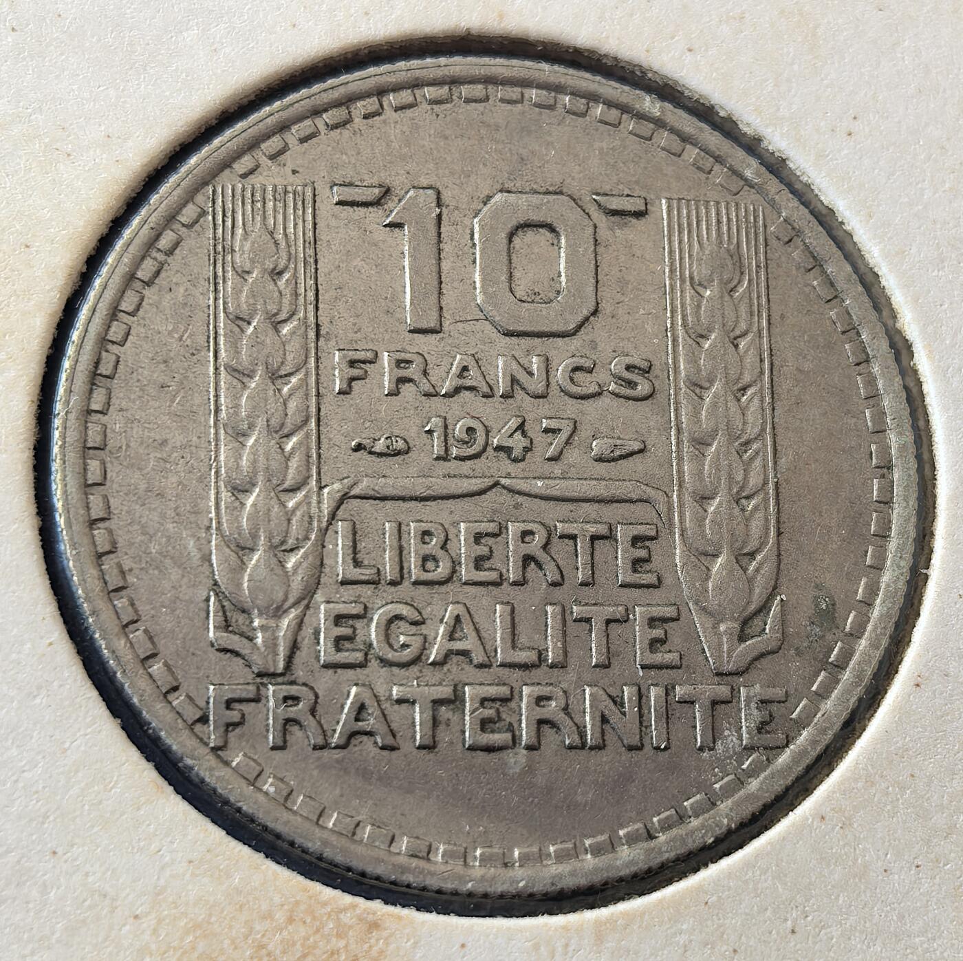 外国优质老铜币银币，周六九点倒数截拍，满百包邮，可寄存半年，喜欢朋友微信扫描二维码可直接参拍 欧洲老藏家纸夹-法国1947年和平女神10法郎