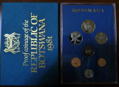 ❤️【币观天下】❤️ 第331期钱币拍卖- 2025.11.21周五晚上6点半场-长期征集拍品 - 博兹瓦纳1981年精制PS套币 英皇精典纸壳封装，对比该国1978年的PS,多了面值5分的硬币，1981年铸造这批凝霜效果均高于其他年份，有可能是英皇改进工艺的试点作品，两相对比欣赏更感技术的进步