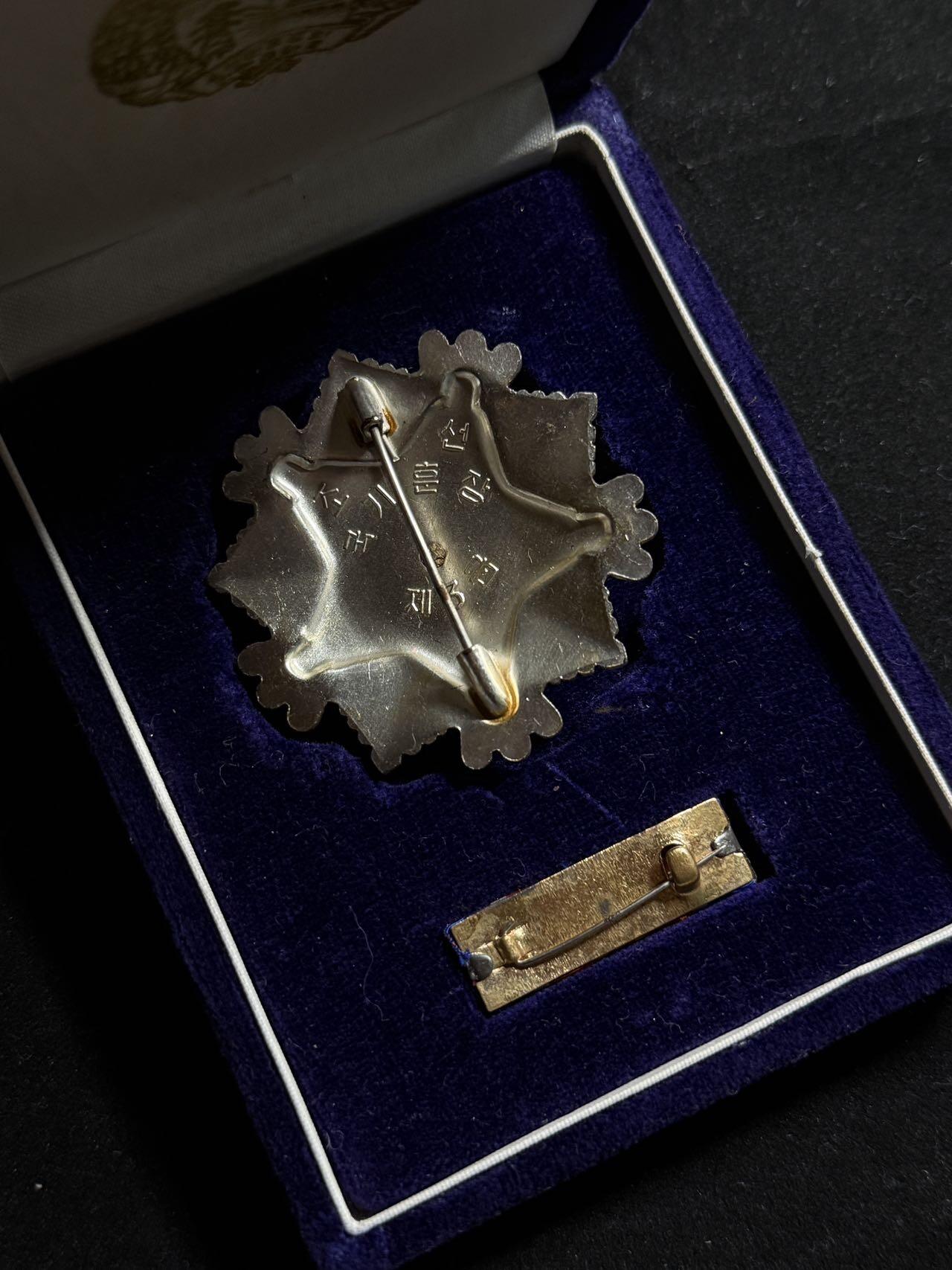 戎马世界章牌大赏第108期 朝鲜三级国旗勋章，盒略齐全