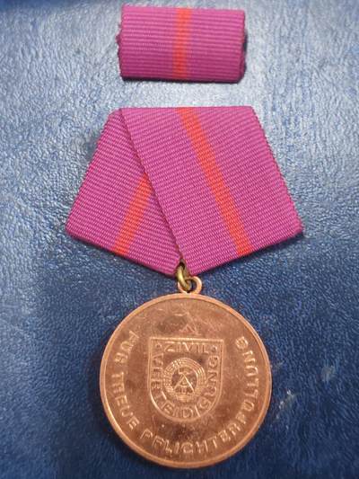 荷兰第129期勋赏拍卖 - 民主德国铜级民防忠诚服务奖章带略