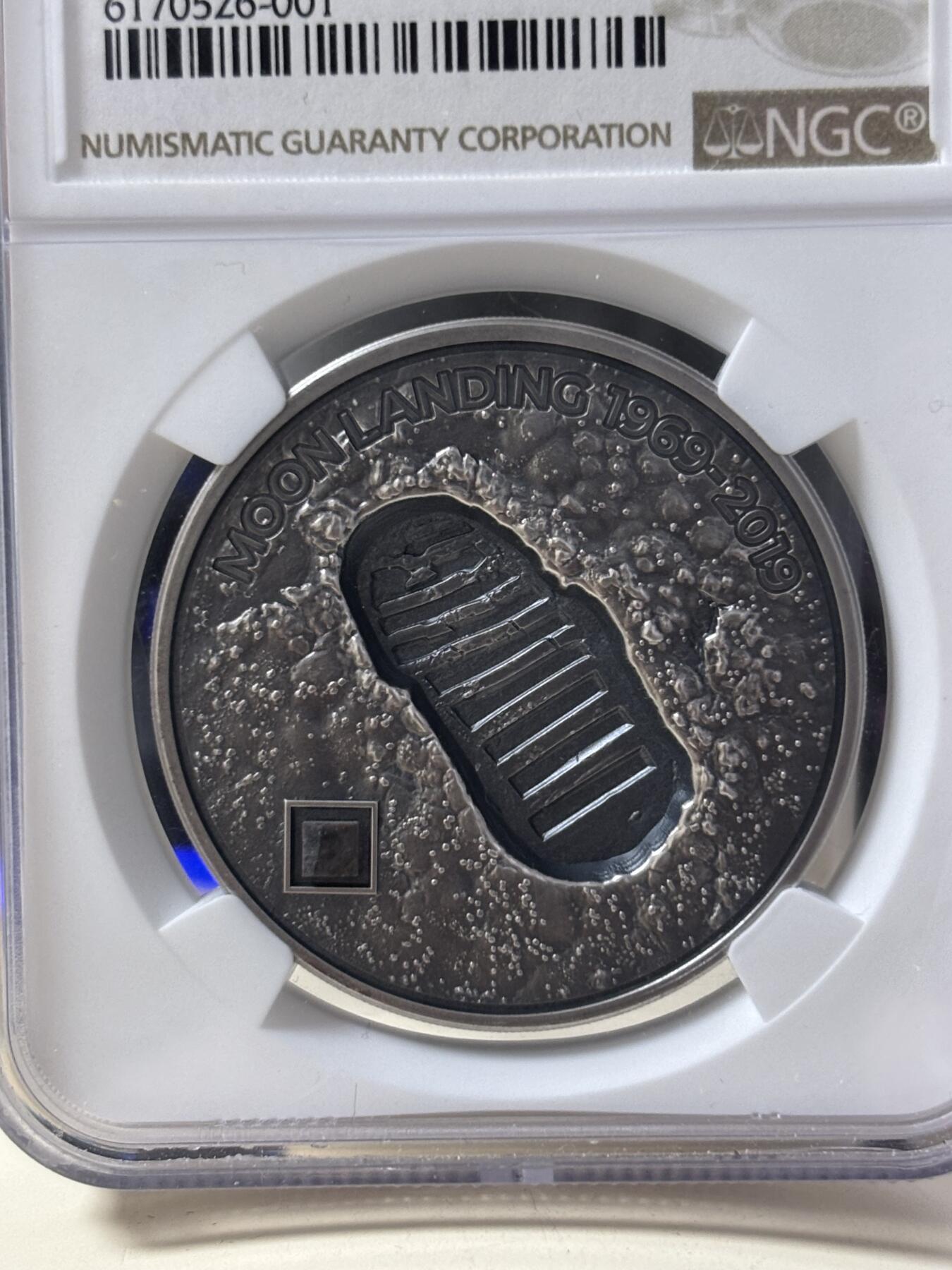 第182期拍卖 库克2019人类登月脚印镶嵌陨石仿古银币NGC-PF70无盒无证书，999银，1盎司，发行499枚