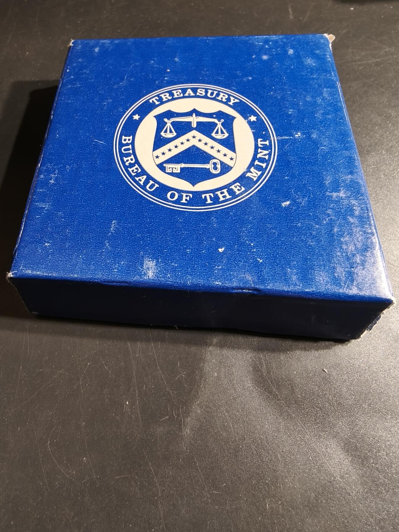 老王徽章第164期 美国铸币局总统沃伦•哈定大铜章       原盒      直径76mm.    重量224.9g.     哈丁于1921年3月4日就任美国总统。  他于1923年8月2日去世，在任期结束前逝世。  哈丁是第一位乘汽车参加就职典礼的总统。  他以“回归常态”（Return to Normalcy）为竞选口号赢得选举。 