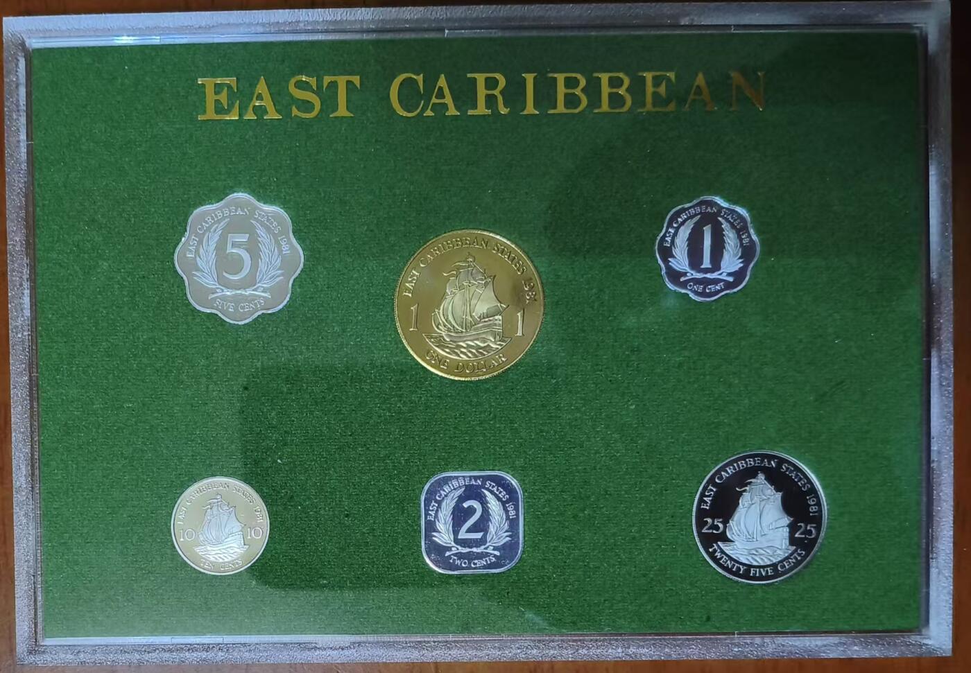 ❤️【币观天下】❤️ 第331期钱币拍卖- 2025.11.21周五晚上6点半场-长期征集拍品 东加勒比1981年精制PS套币 英皇精典纸壳封装，1981年铸造这批凝霜效果均高于其他年份，有可能是英皇改进工艺的试点作品