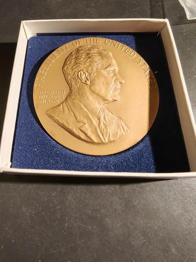 老王徽章第164期 -  美国铸币局理查德•尼克松总统大铜章 原盒 直径76mm. 重量206.8g